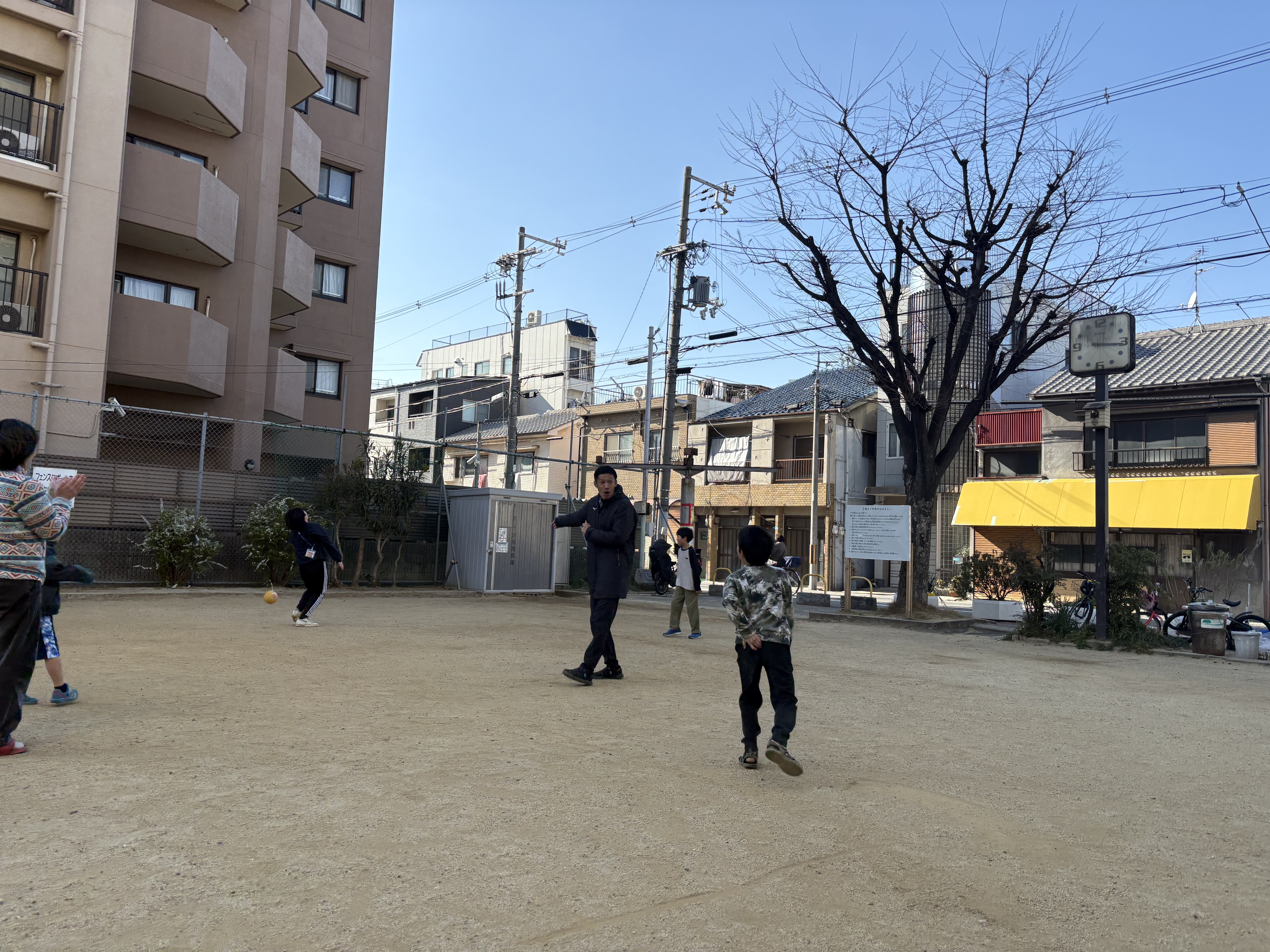 「小さきリーダーの誕生。」

普段は控えめなお子様が、地域の年下の子の肩を抱いて「こっちだよ」とエスコートする、頼もしい後ろ姿。