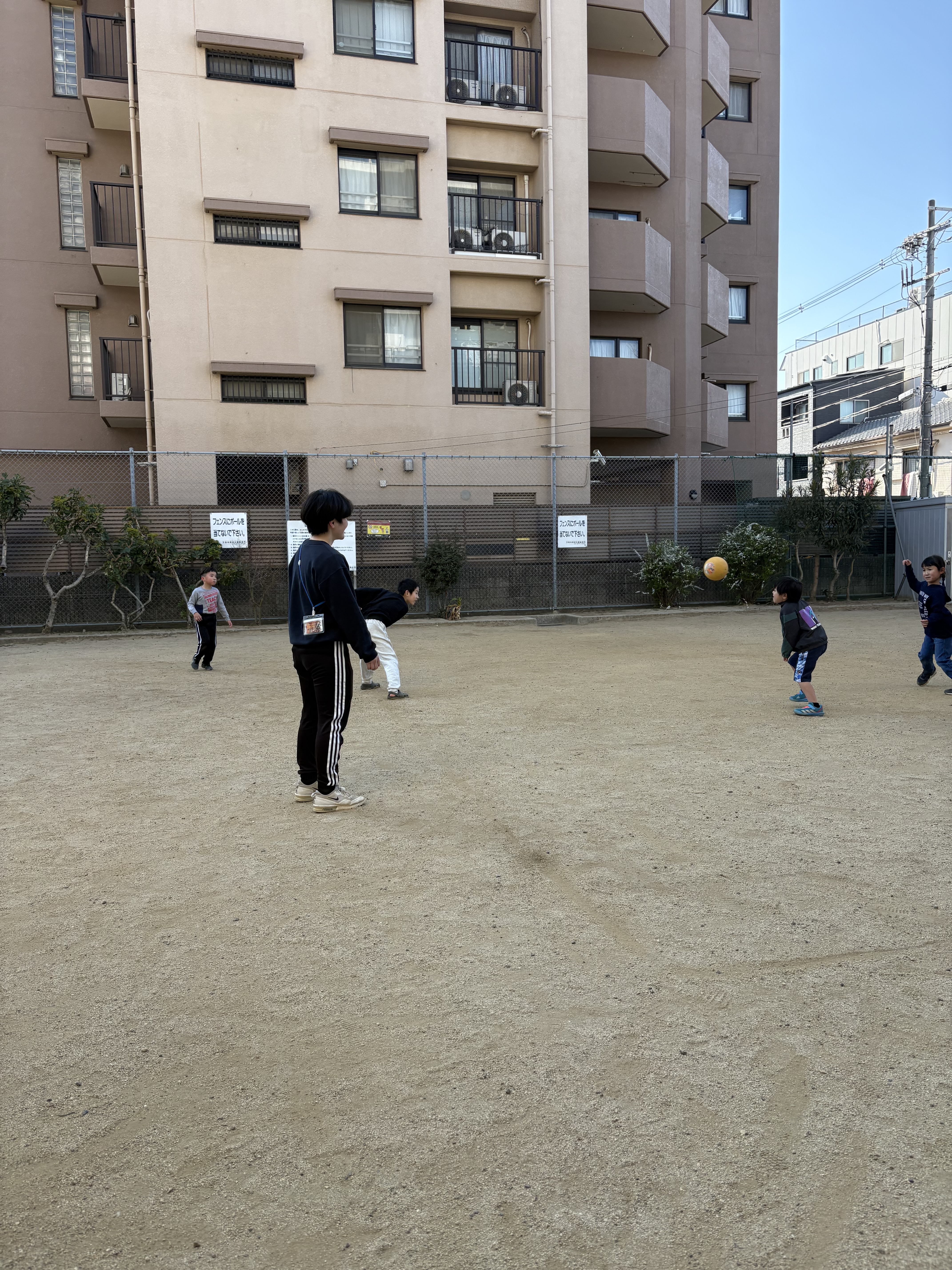 「ナイスキャッチ！響き合う歓声。」

ボールを捕った子に対し、スレタンハウスの子も地域の子も一緒になって飛び跳ねて喜ぶ一体感。