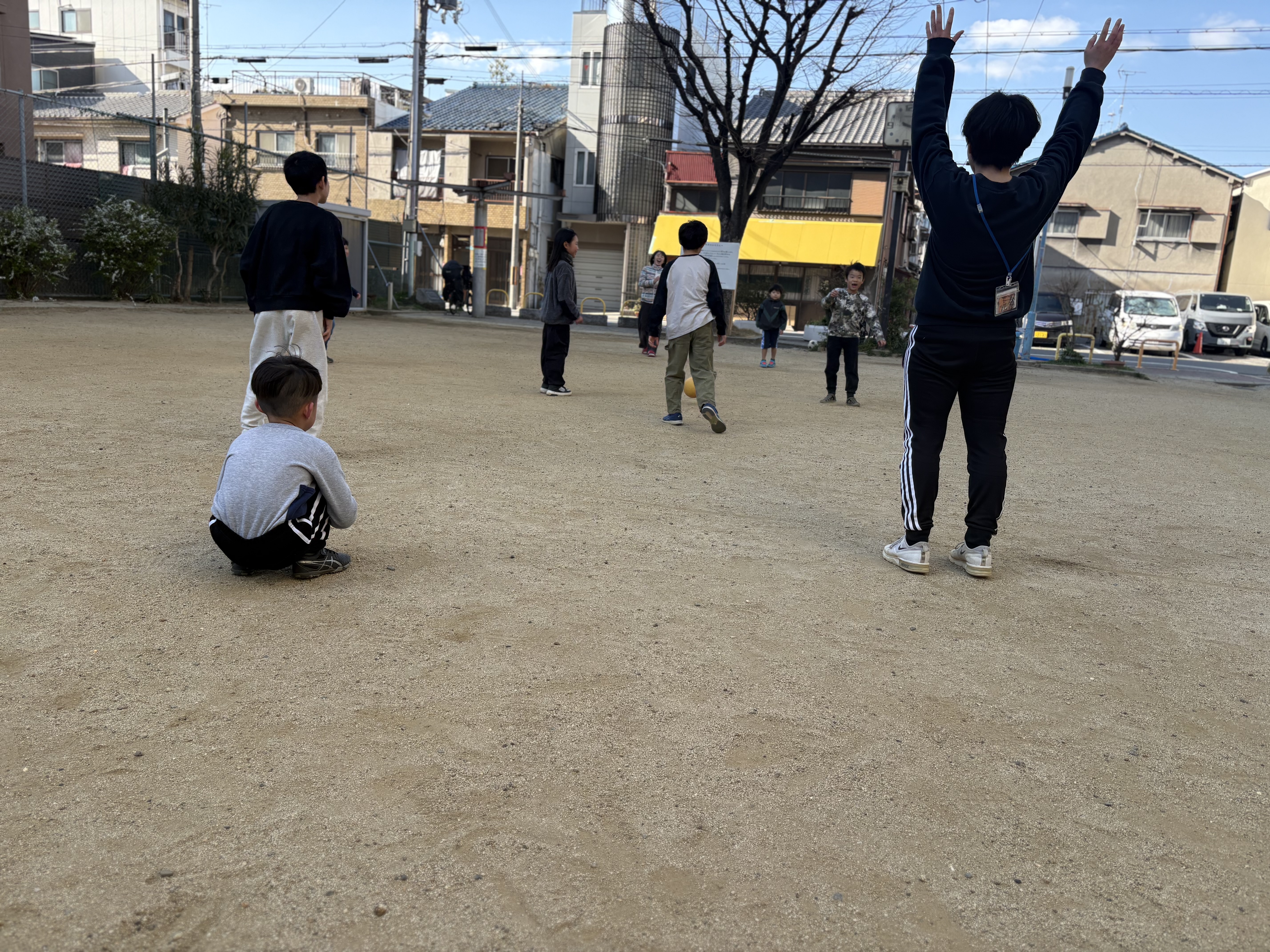 「スタッフの、一歩引いた眼差し。」

遠くからそっと見守り、子どもたちの自律を信じて介入を我慢するスタッフの温かい背中。