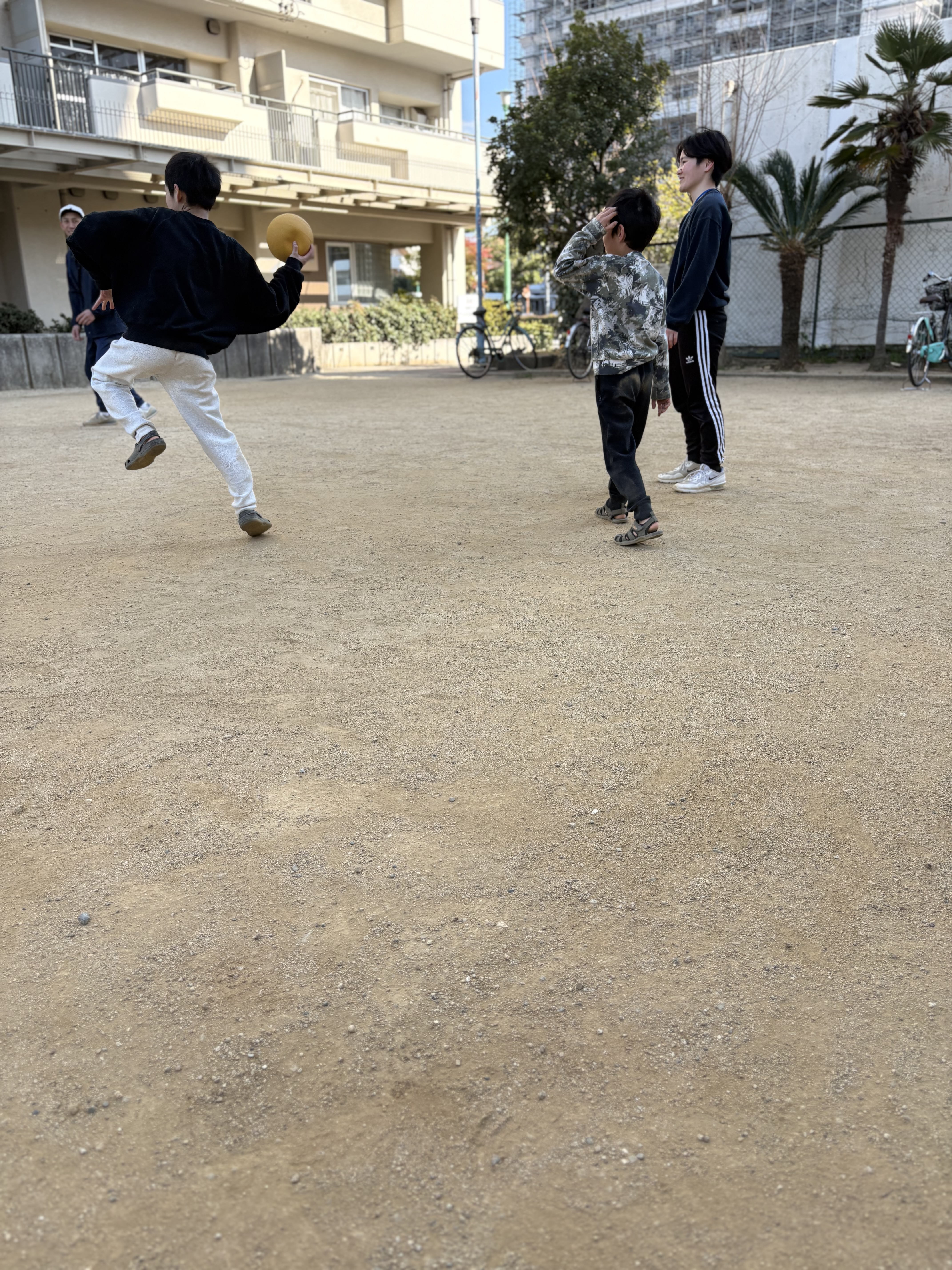 「交渉する、一生懸命な言葉。」

「顔に当たったらセーフだよ」と、新しい友達とルールを話し合うお子様の真剣な表情（コミュニケーションの芽生え）。