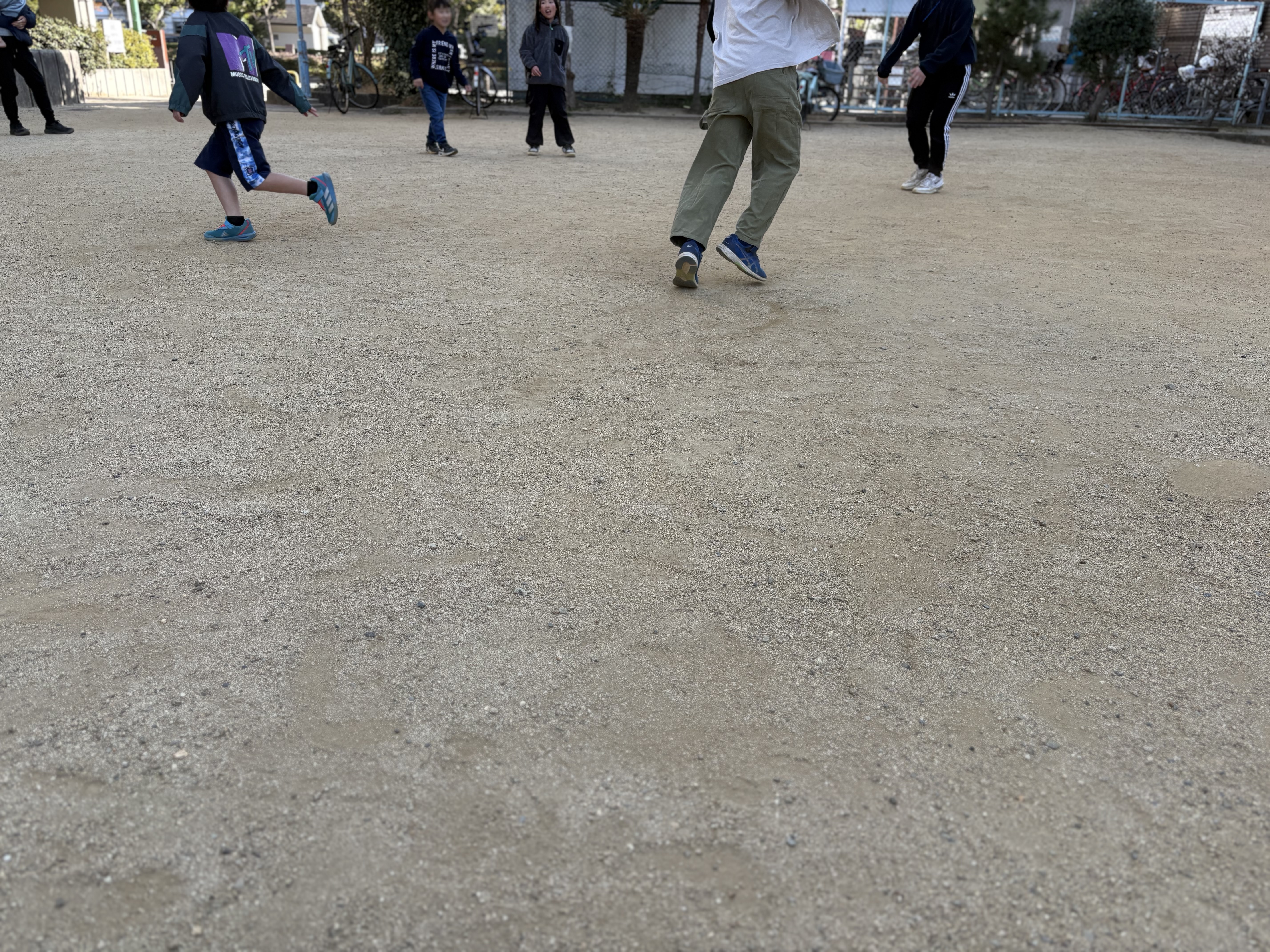 「グッパーで分かれる、公平な世界。」

全員が大きな輪になり、グッパーでチーム分けをする俯瞰ショット。学校も特性も関係ない、フラットな関係の象徴。