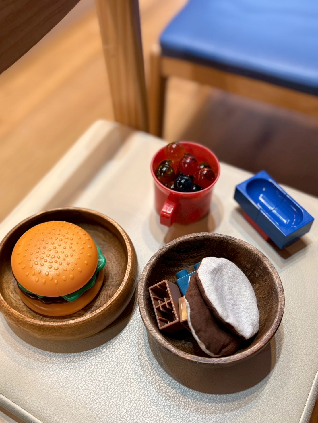 「本日のラインナップ。」

折り紙やフェルトで作られた、驚くほどリアル（？）なハンバーガーやポテトのアップ。子どもたちの「こだわり」が見えるディティール。