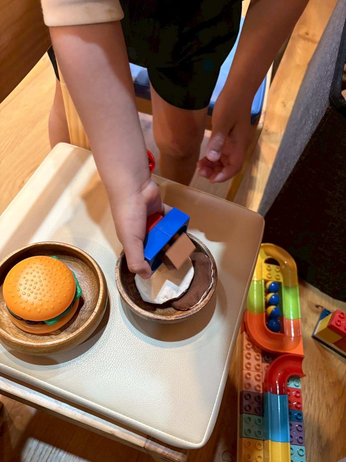 店内で食べます！！お客さんになってコミュニケーションをとる様子。