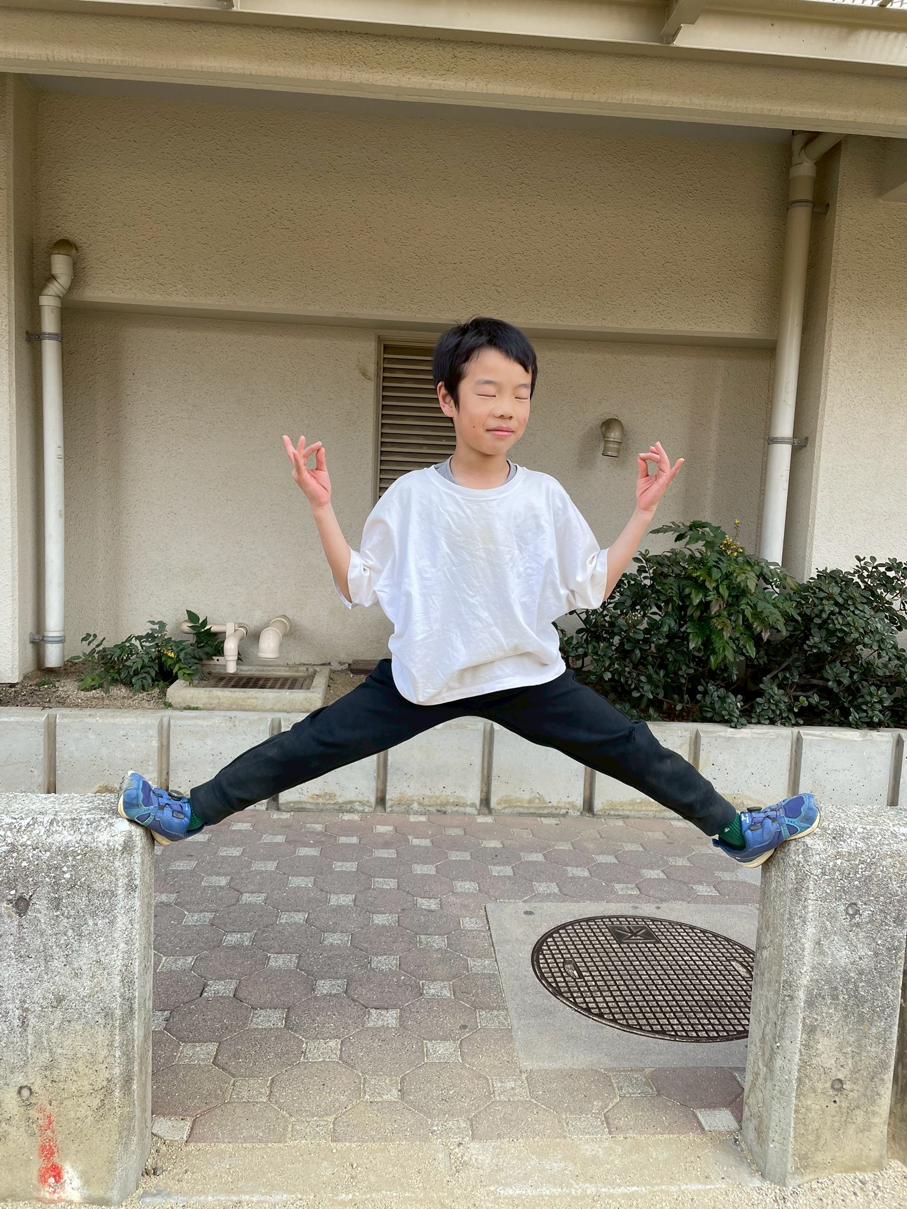 仏像かスーパーモデルのような謎のポーズを決めるお子様。大人の常識を軽々と飛び越える創造的な1枚。