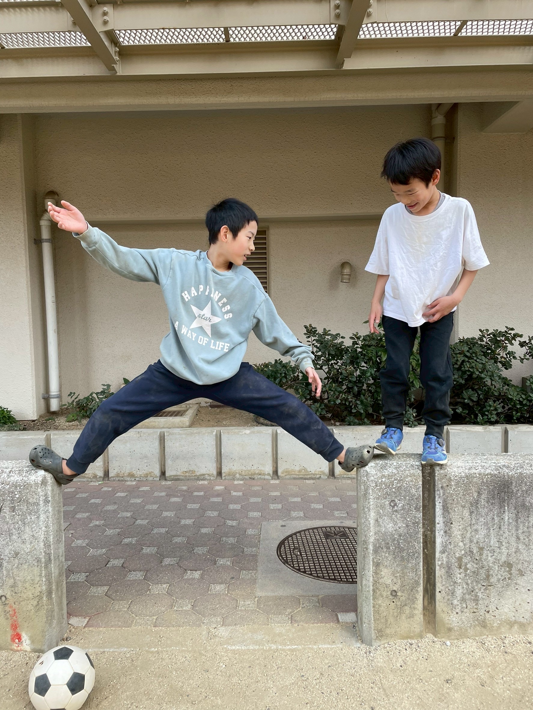 お友達とシンクロした不思議な形を作る。誰に教わるでもない、純粋な「セルフプロデュース」の光景。