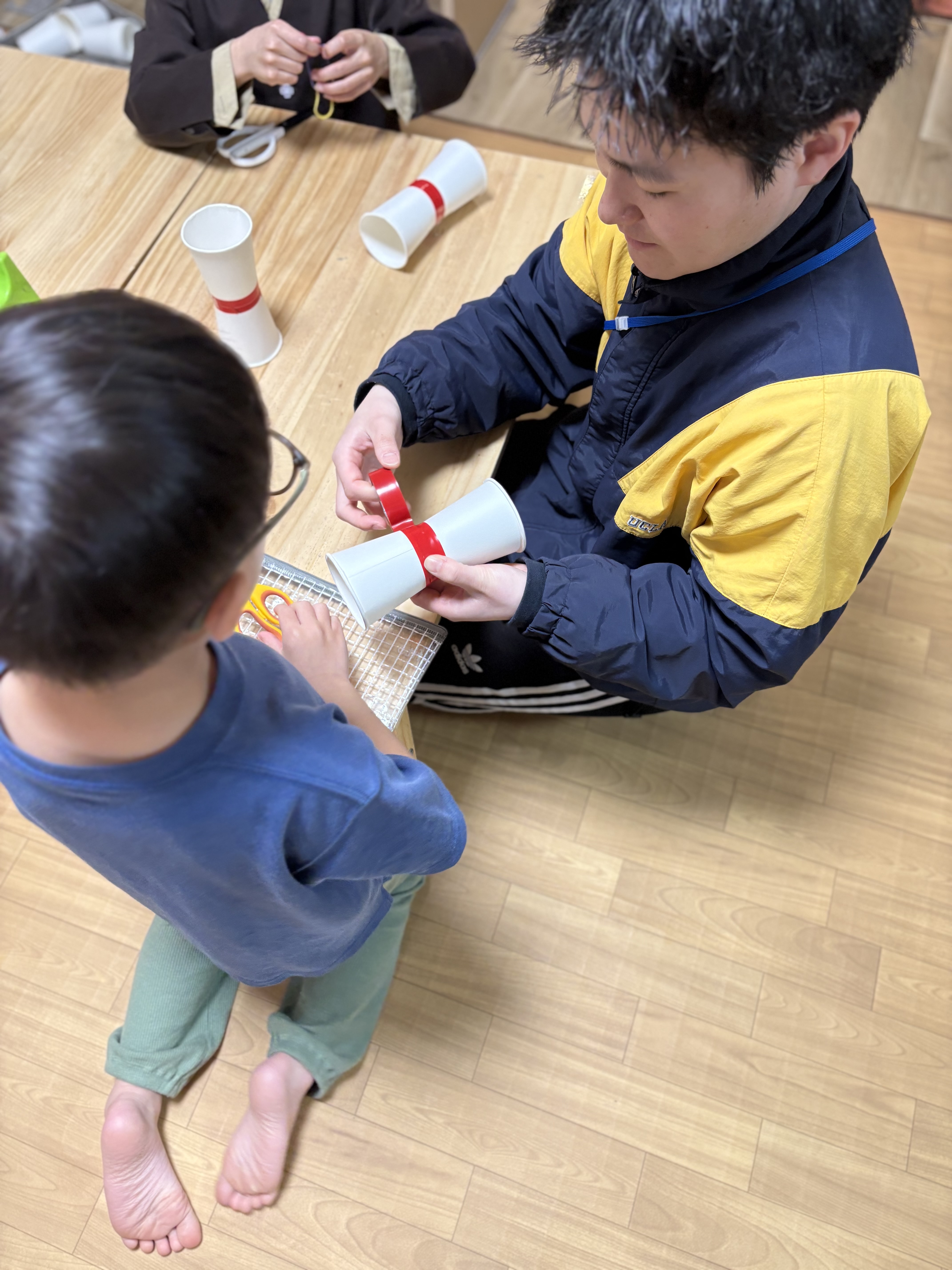 「お友達と、機体検査(?)。」
「僕のはこれ!」「私のはこれ!」と、完成したひこうきを見せ合い、期待に胸を膨らませるコミュニケーション。