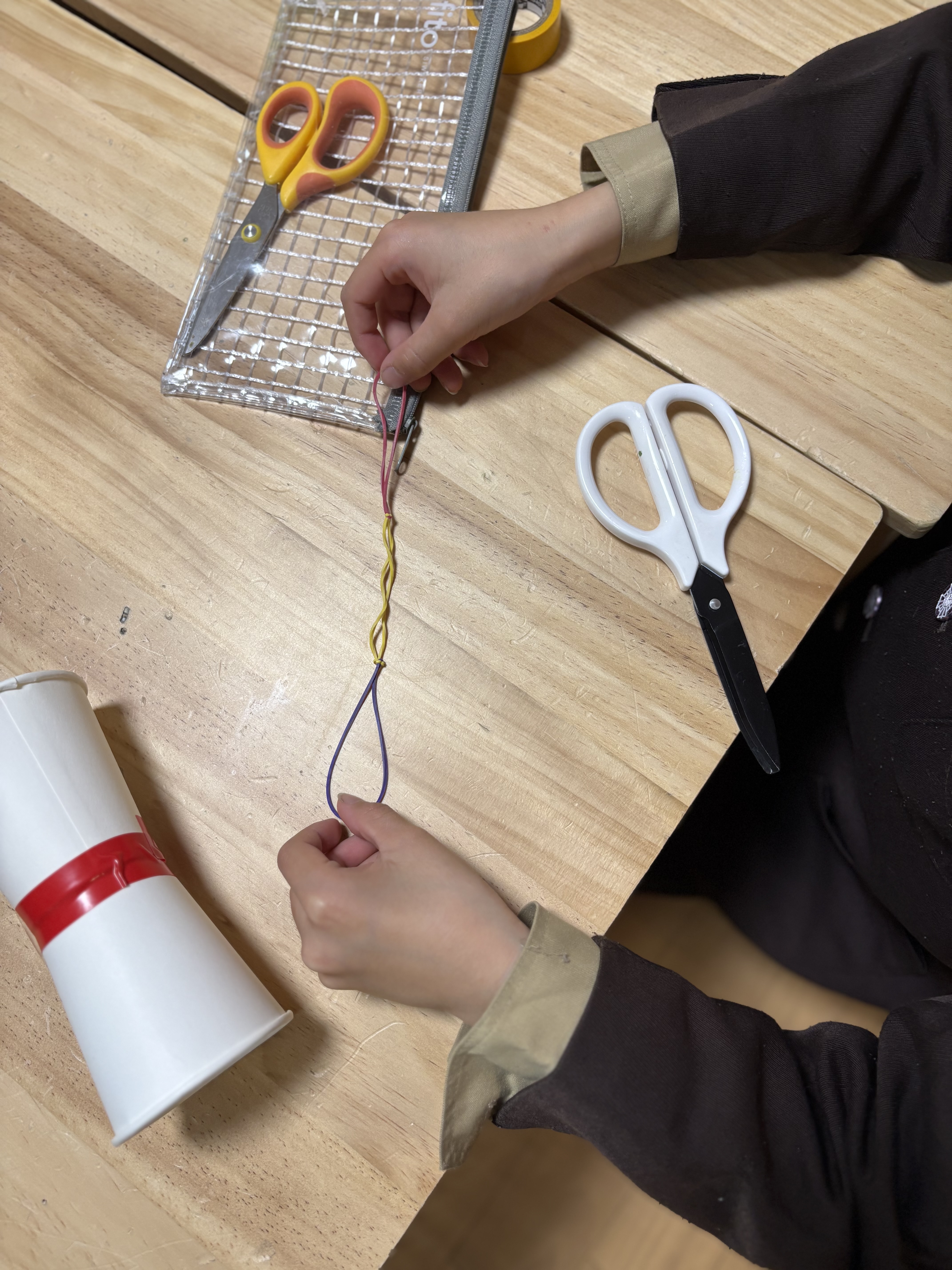 「3連エンジンの、完成!」
3本のゴムが美しく繋がった瞬間。「できた!」と、繋がったゴムをビヨーンと伸ばして強度を確かめる達成感。