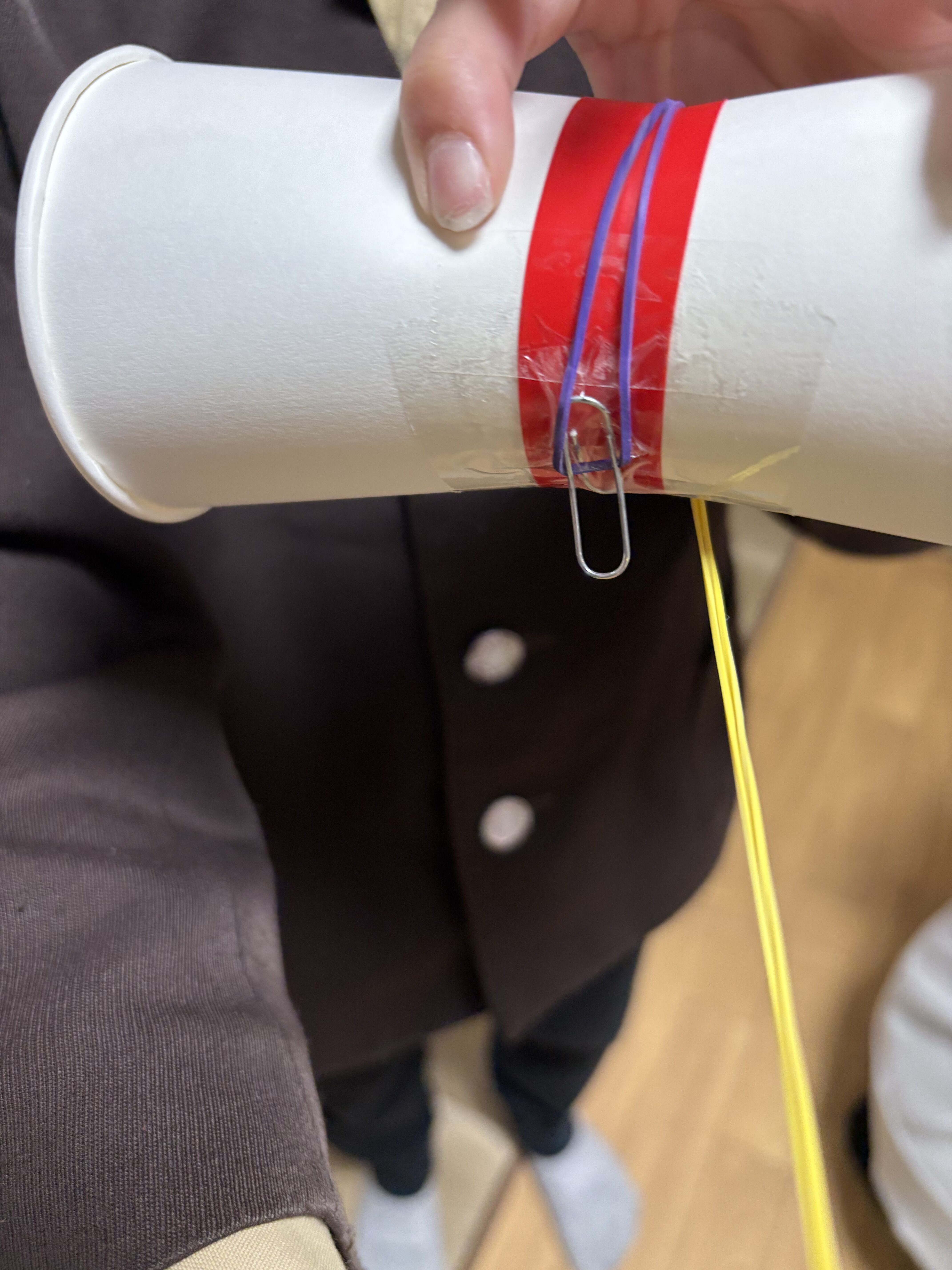 「機体デザイン、自分らしさをプラス。」
完成した白いコップに、ペンで好きな模様やマークを描き込み、「自分だけの機体」にするこだわりタイム。