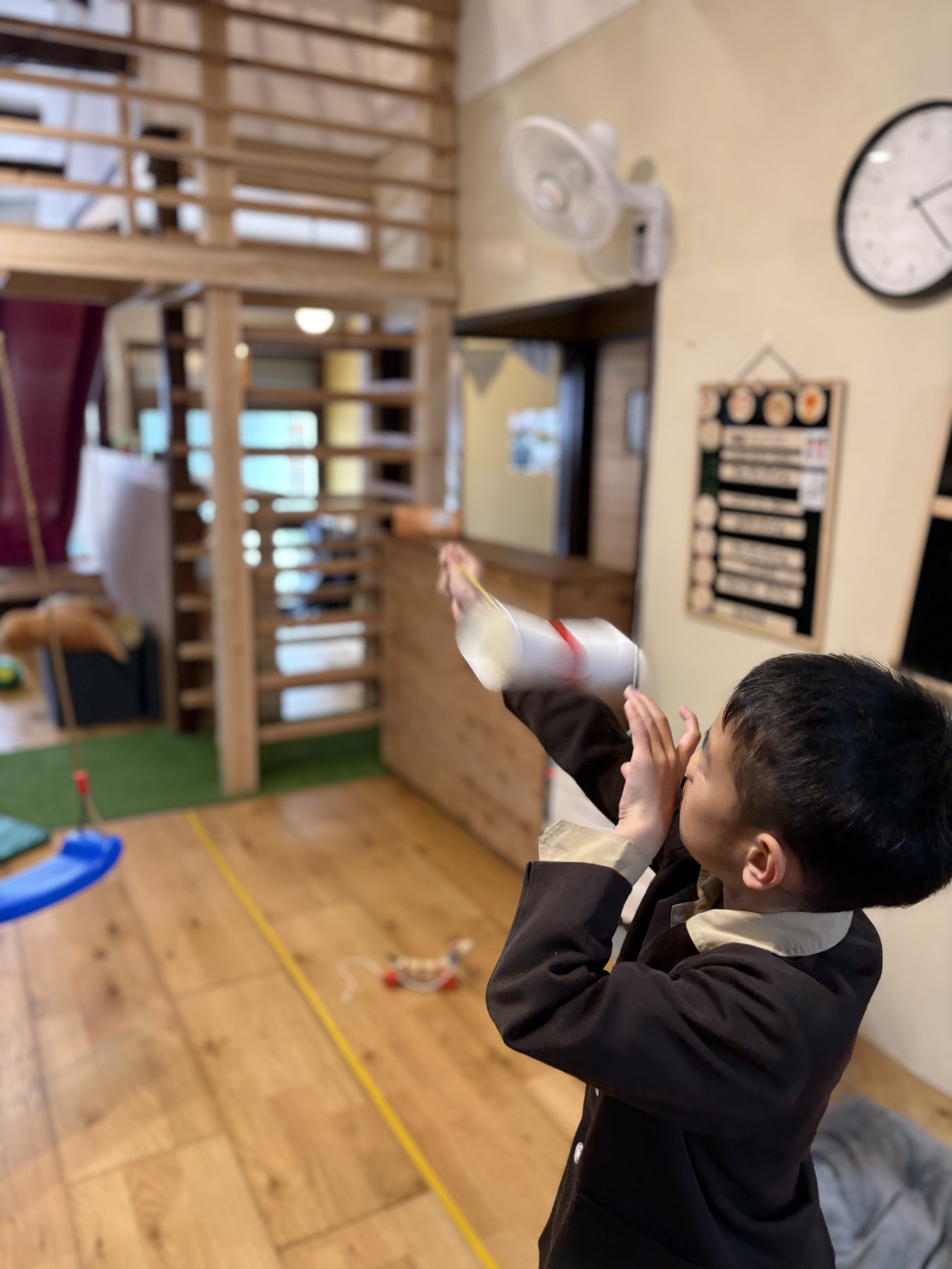 「宙を舞う、紙コップの軌跡。」
吹き抜けやリビングをフワリと飛んでいくひこうきを、首を長くして追いかける「追視」のトレーニング。