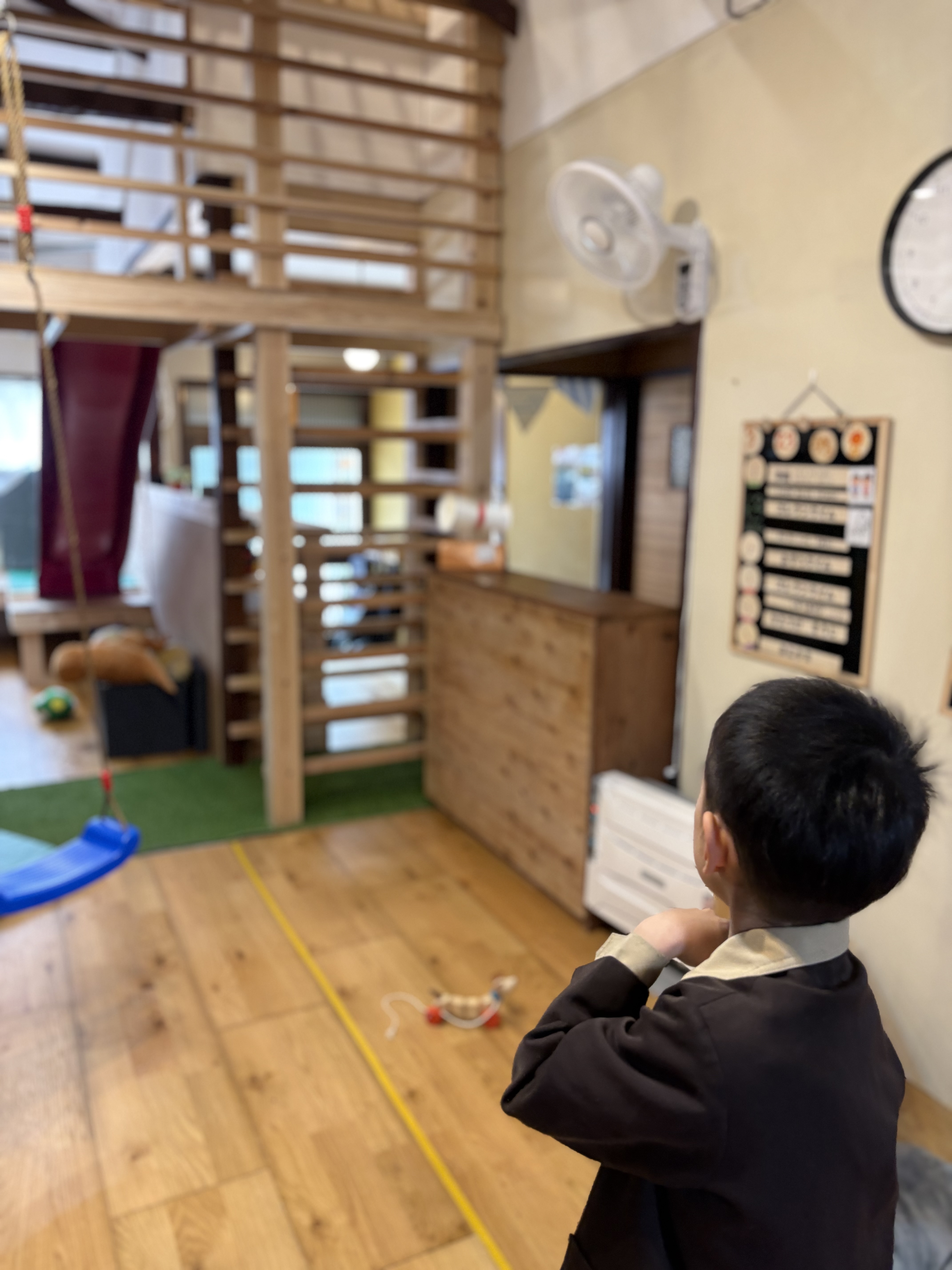 「着地成功!駆け寄る小さな足。」
遠くまで飛んだひこうきを「捕まえた!」と嬉しそうに拾いに行く、躍動的な全身カット。