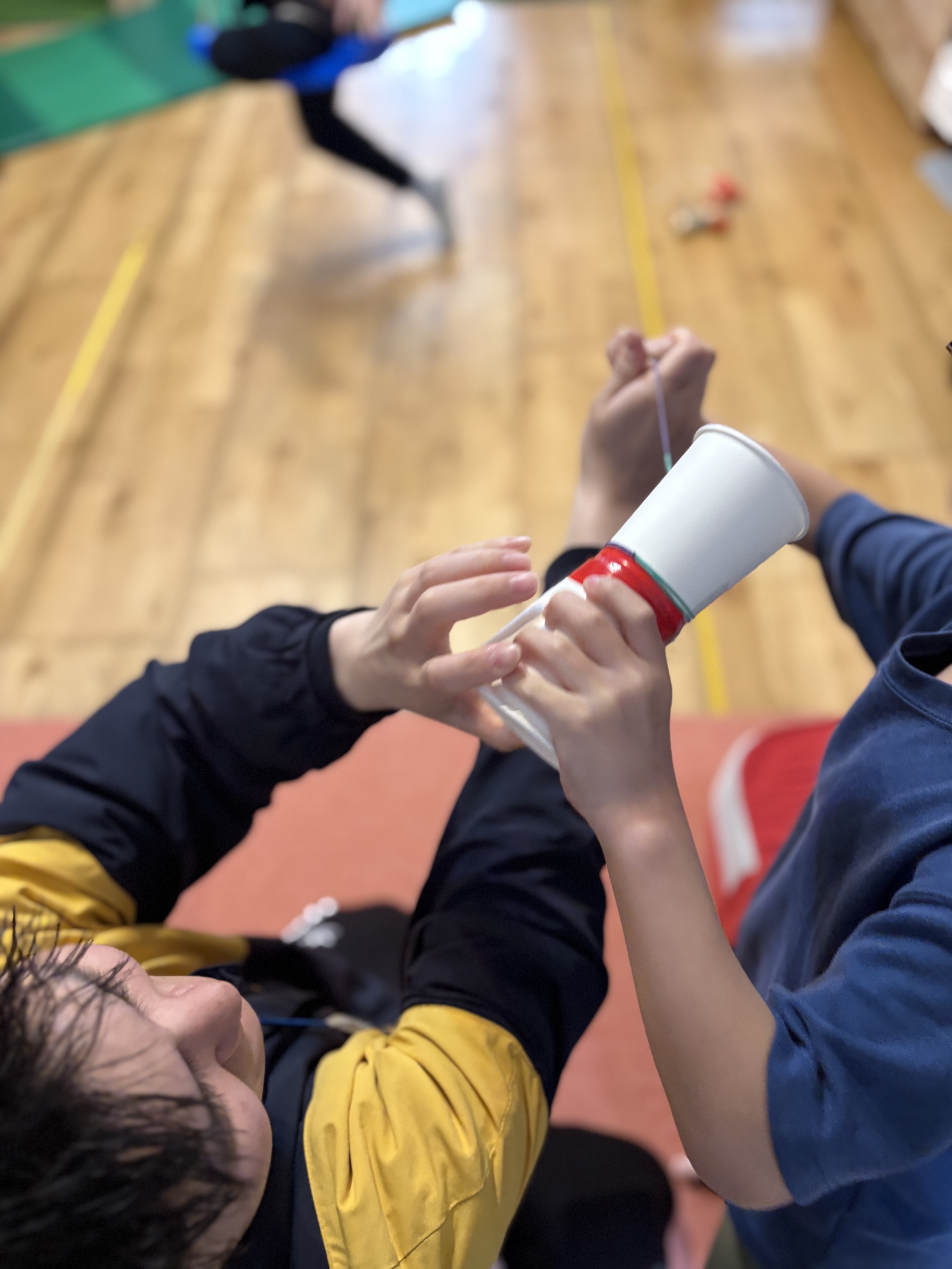 「タメのエネルギー、ビヨーン!」
ゴムをグーッと引っ張り、機体が後ろに下がる。ゴムの張力を肌で感じ、エネルギーを溜める「固有受容覚」の刺激。