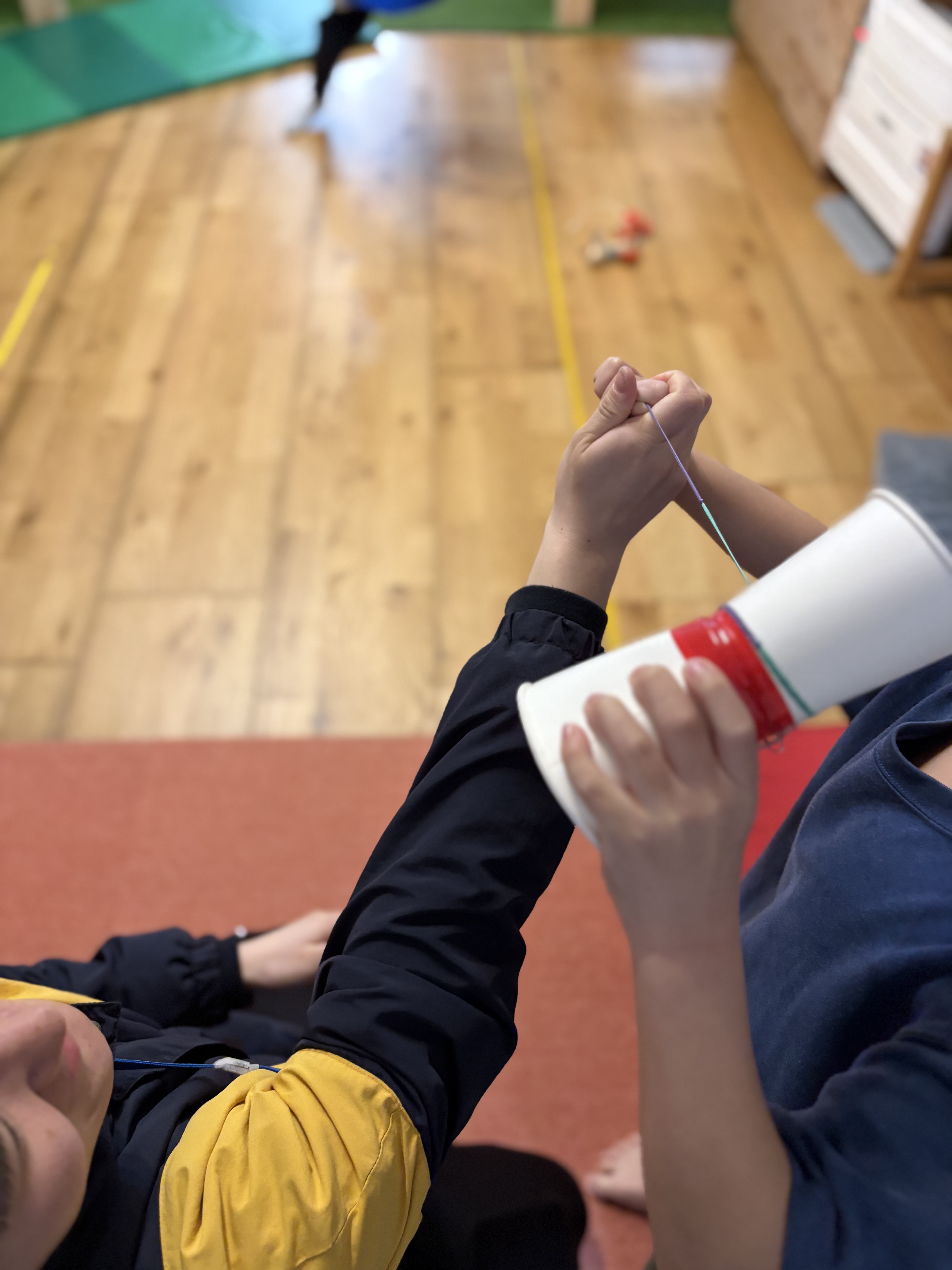 「スタッフの魔法の手、添えて。」
未就学児さんの小さなおててに、スタッフが優しく手を重ねてタイミングを合わせる、温かな共同作業。