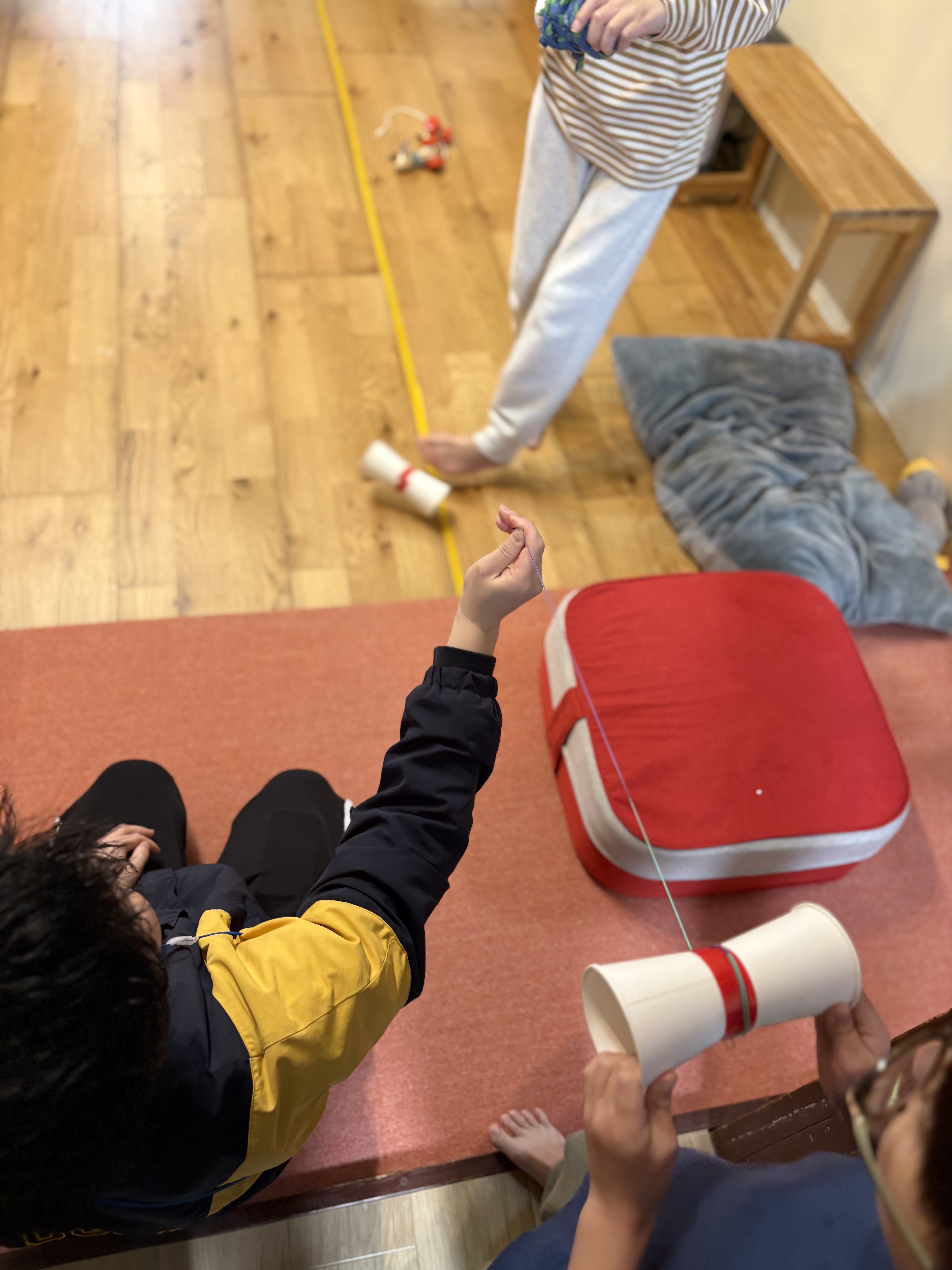 「せーの、の合図で全集中。」
スタッフと目を見合わせ、「いち、にの、さん!」で放す瞬間の、息の合ったコンビネーション。