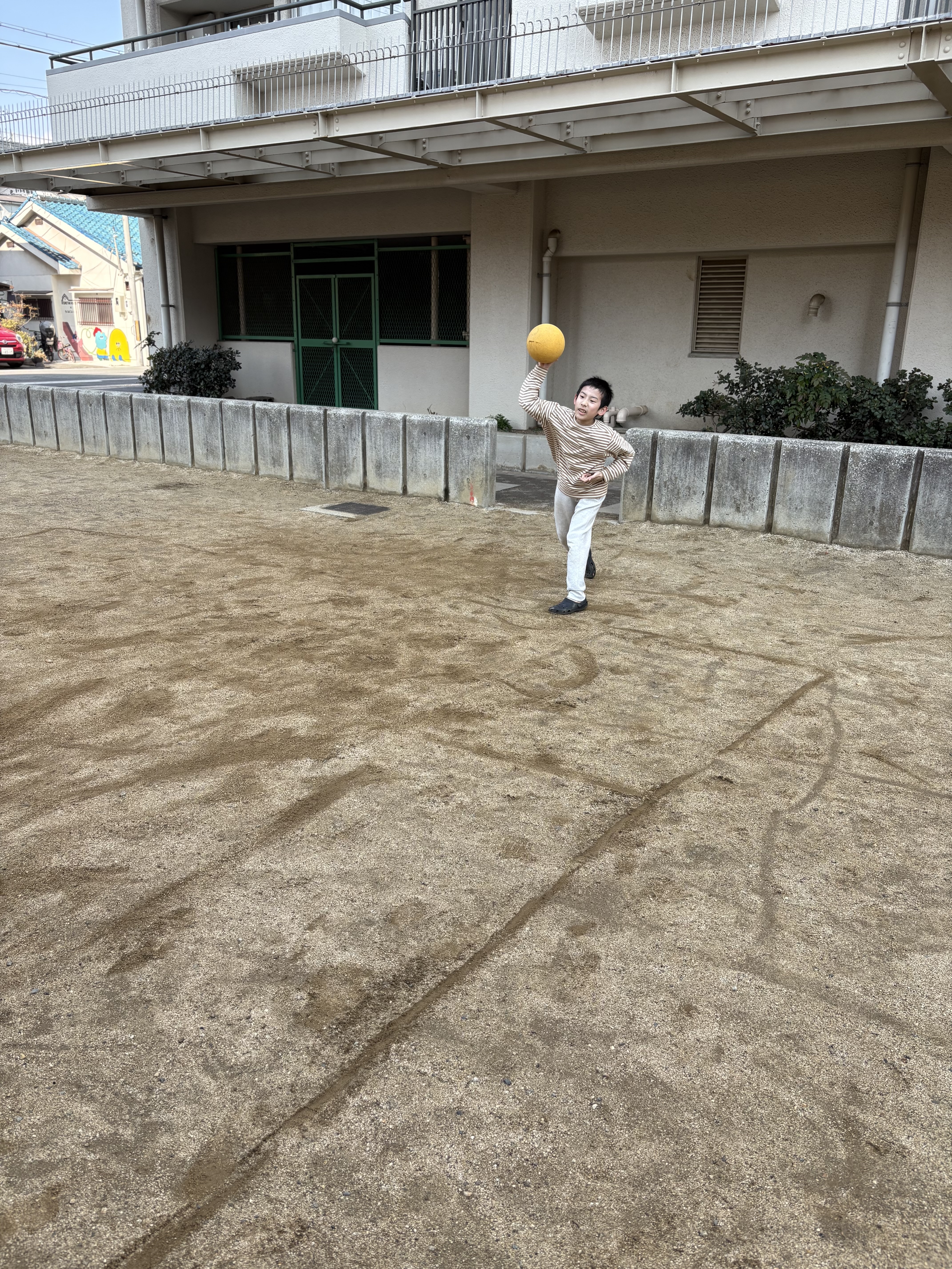 「必殺!全身を使ったフルスイング。」
狙いを定めて、足を踏ん張り、体全体をしならせてボールを放つ瞬間。体幹の強さと「連動性」が光る1枚。