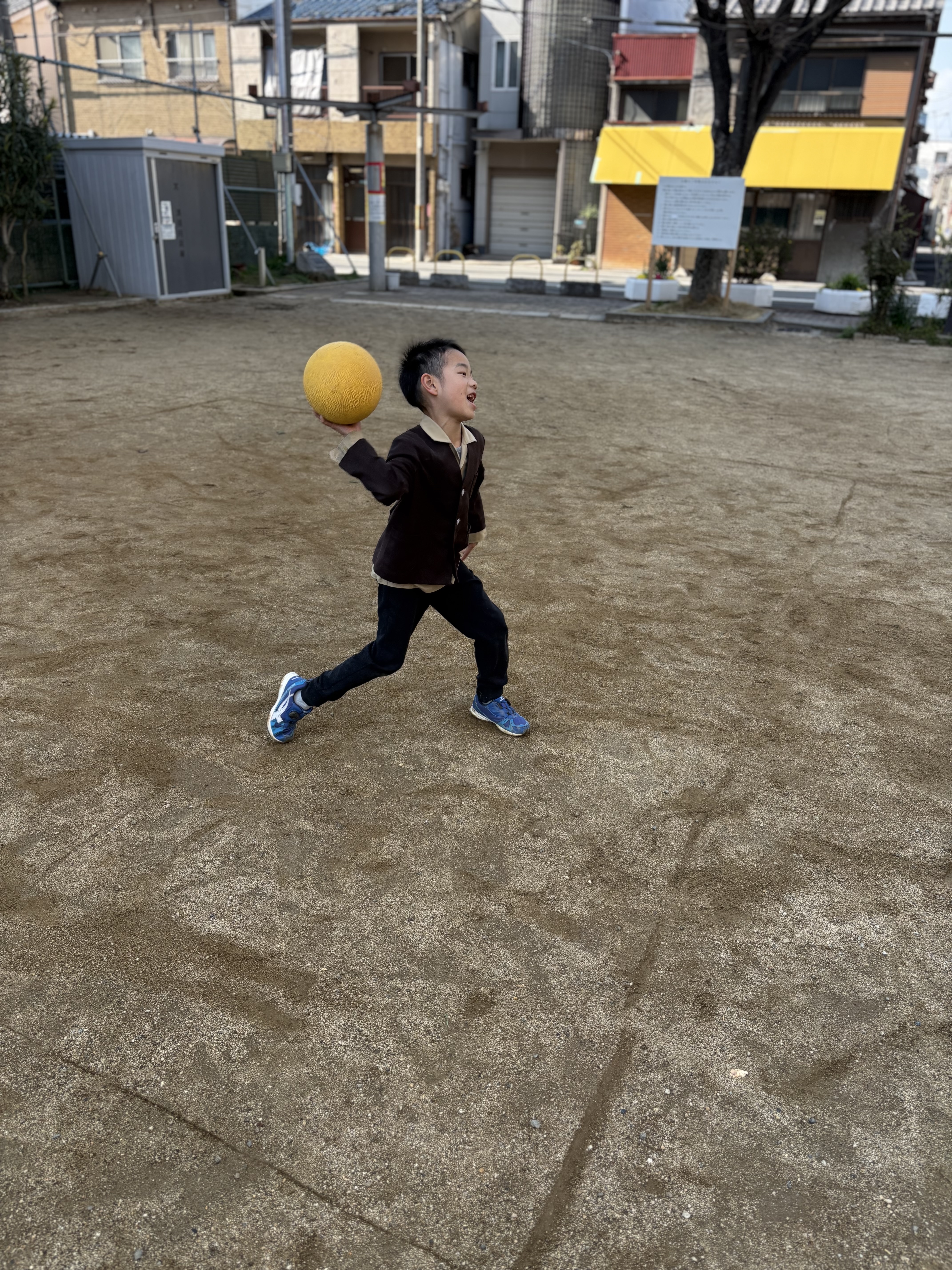 「逃げろ!守れ!阿吽の呼吸。」
小学生が未就学児を背中に隠すように守る、自然と芽生えた「騎士道精神」。