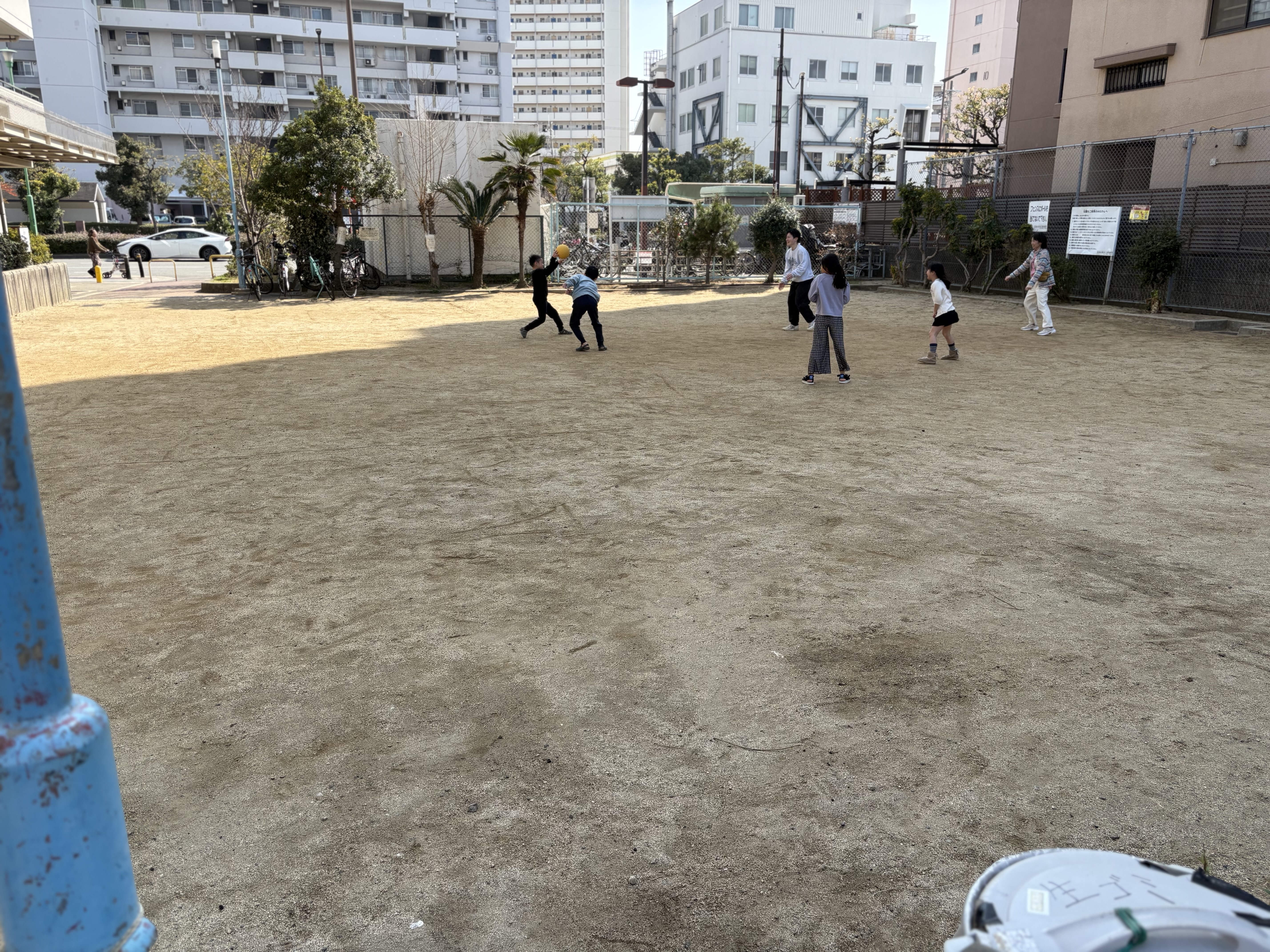 「ミラクル回避!忍者のような身のこなし。」
飛んできたボールを、体をひねってギリギリで避ける躍動感。自分の体の大きさを把握する「ボディイメージ」の成長。