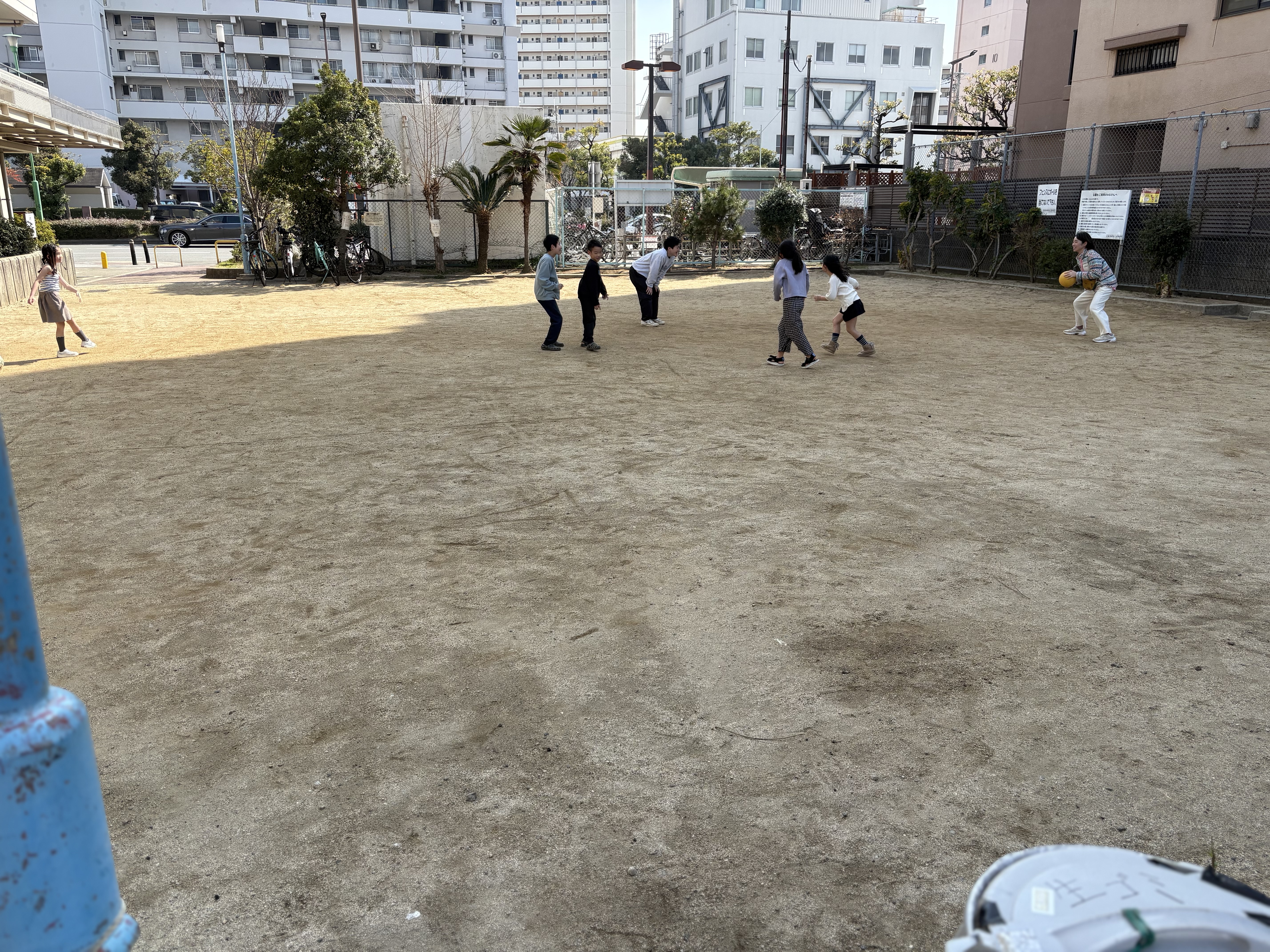 「背中を守る、小さな騎士道。」
小学生のお兄ちゃんが、未就学児の後ろに回って「こっちだよ!」と守ってあげる、異年齢ならではの優しい連携シーン。