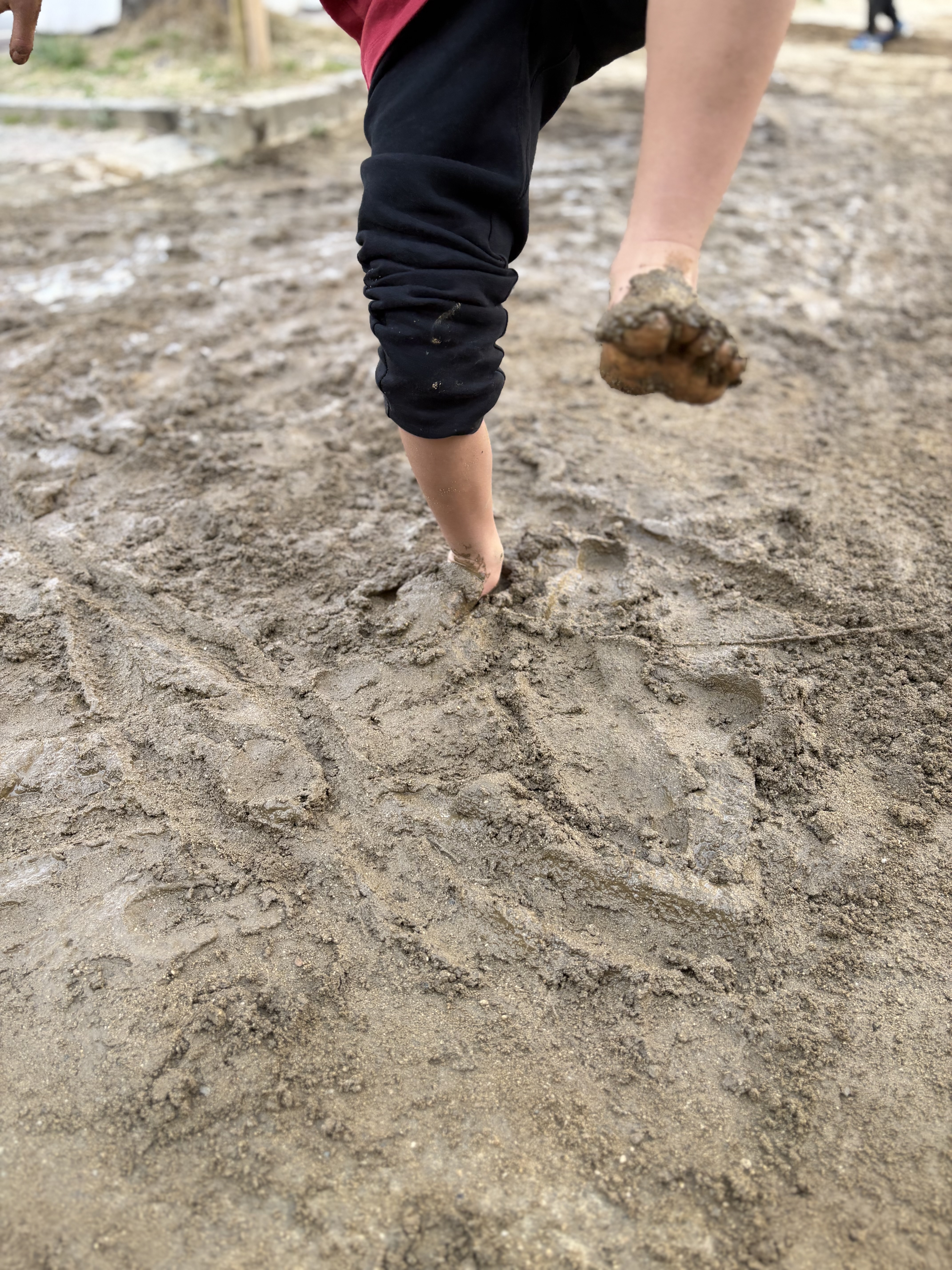 「冷たくて、気持ちいい!」
水に濡れた泥を触り、その冷たさに「ひゃあ!」と声を上げて笑い合う、五感の爆発。