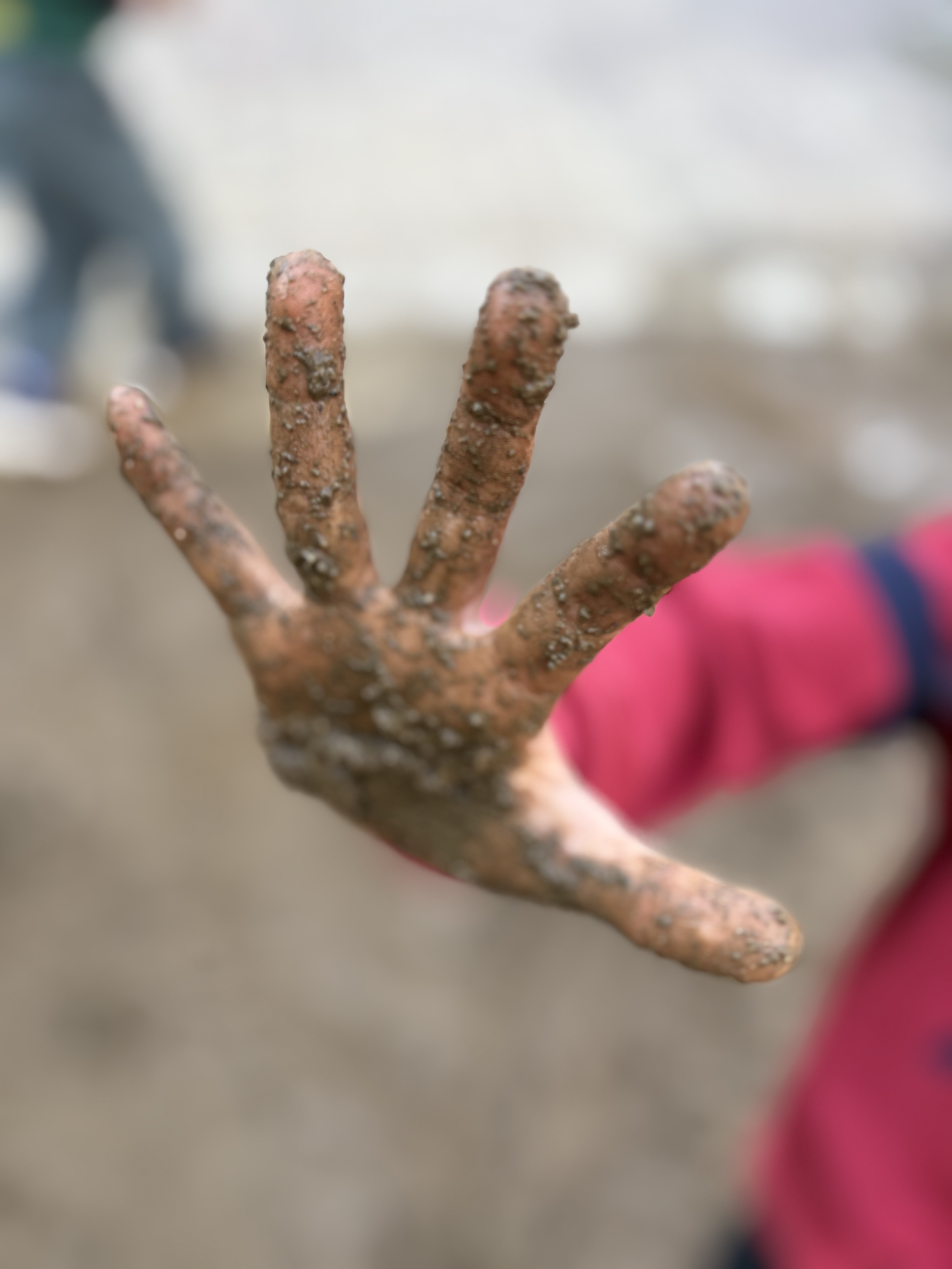 「勝利のハイタッチ、泥の手で。」
チームで勝った喜びを、泥だらけの手を合わせて分かち合う、確かな連帯感。