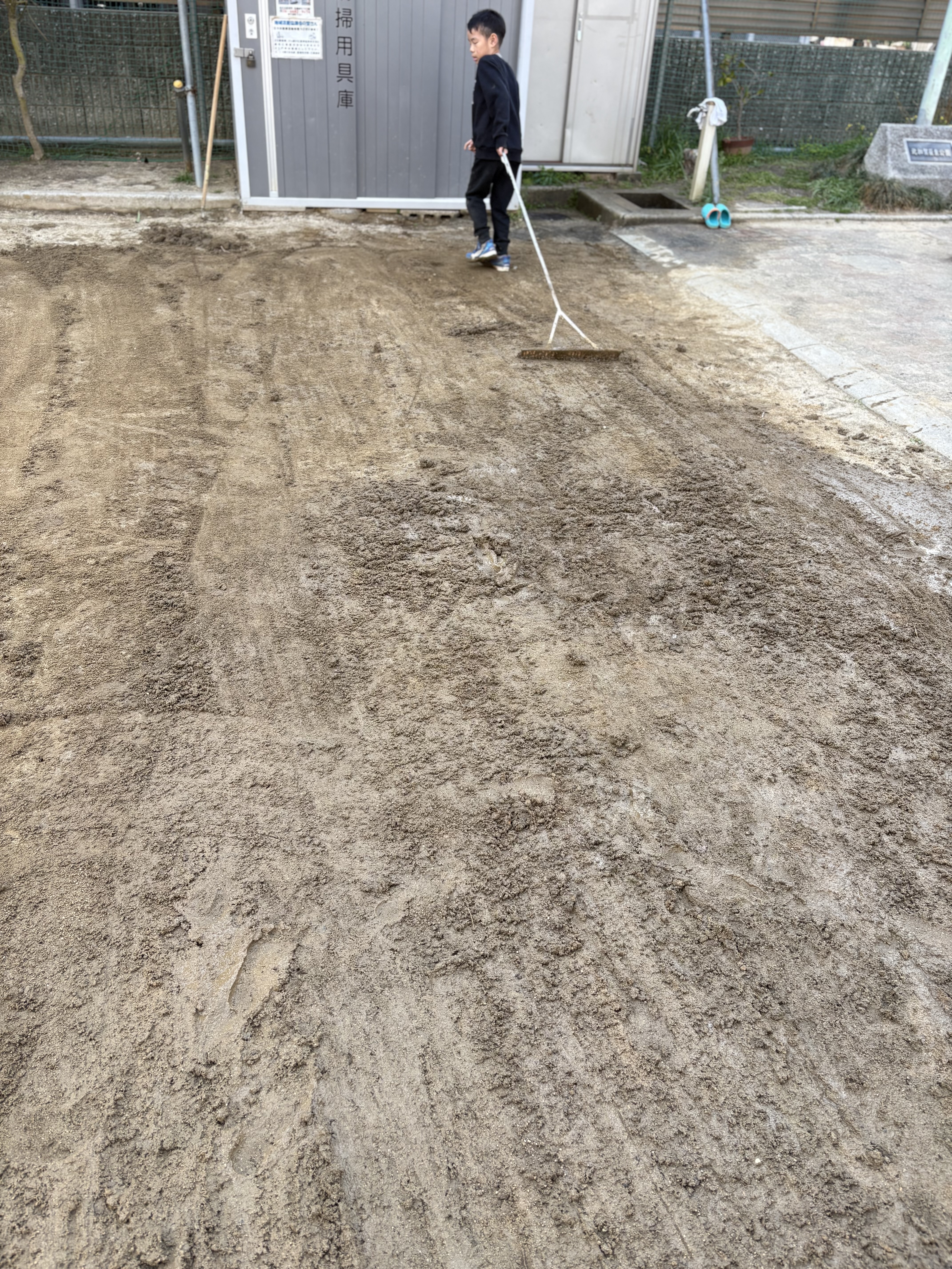 遊んだ後は、責任もってトンボがけをする男の子。
何往復もして、綺麗になったグラウンドを誇らしげにトンボしている様子。