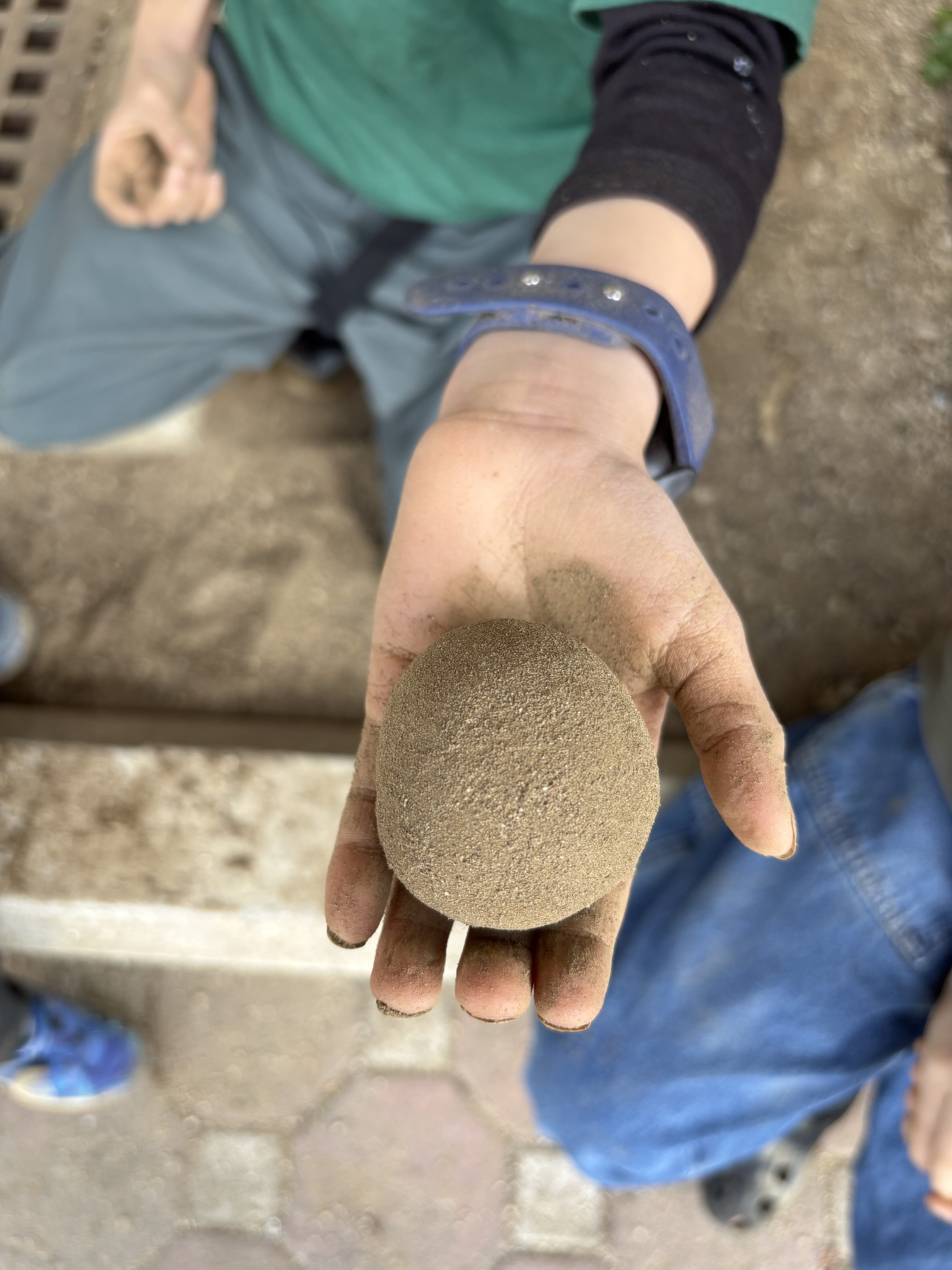 「黄金比の、水加減。」
「お水はこのくらい!」と、絶妙な量を土に混ぜる小さな手元のアップ。職人のようなこだわり。