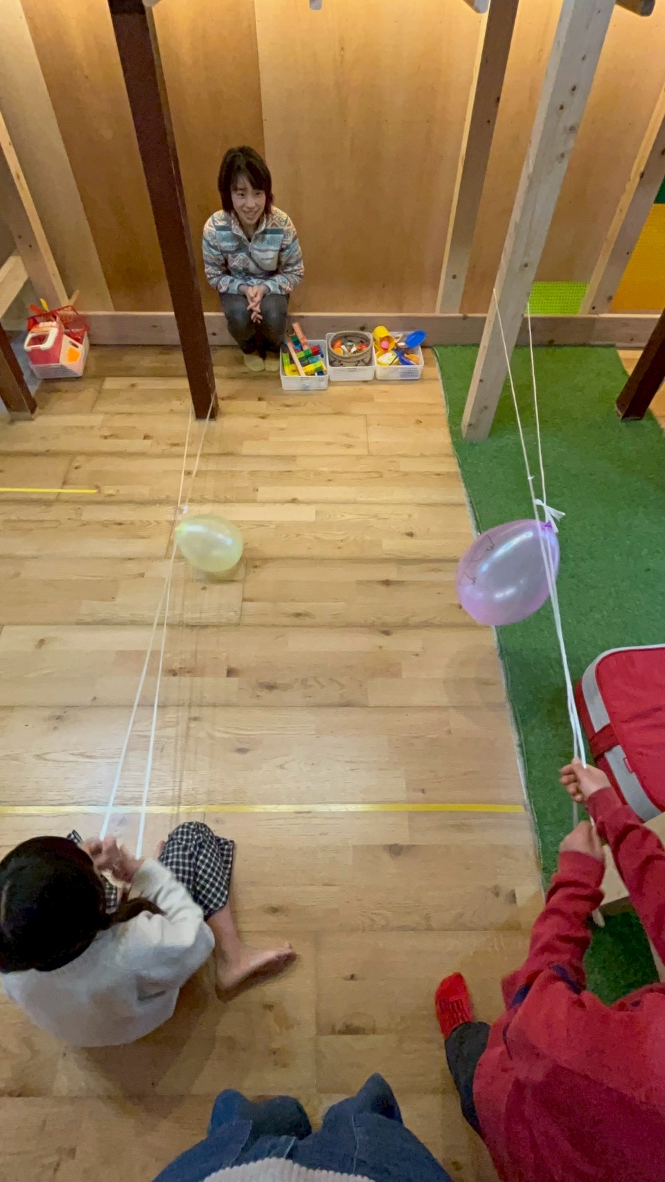 「交互に動く、魔法の指先。」
紐を右手、左手と交互に持ち替え、自分の方へたぐり寄せる「目と手の協調」が伝わる手のクローズアップ。