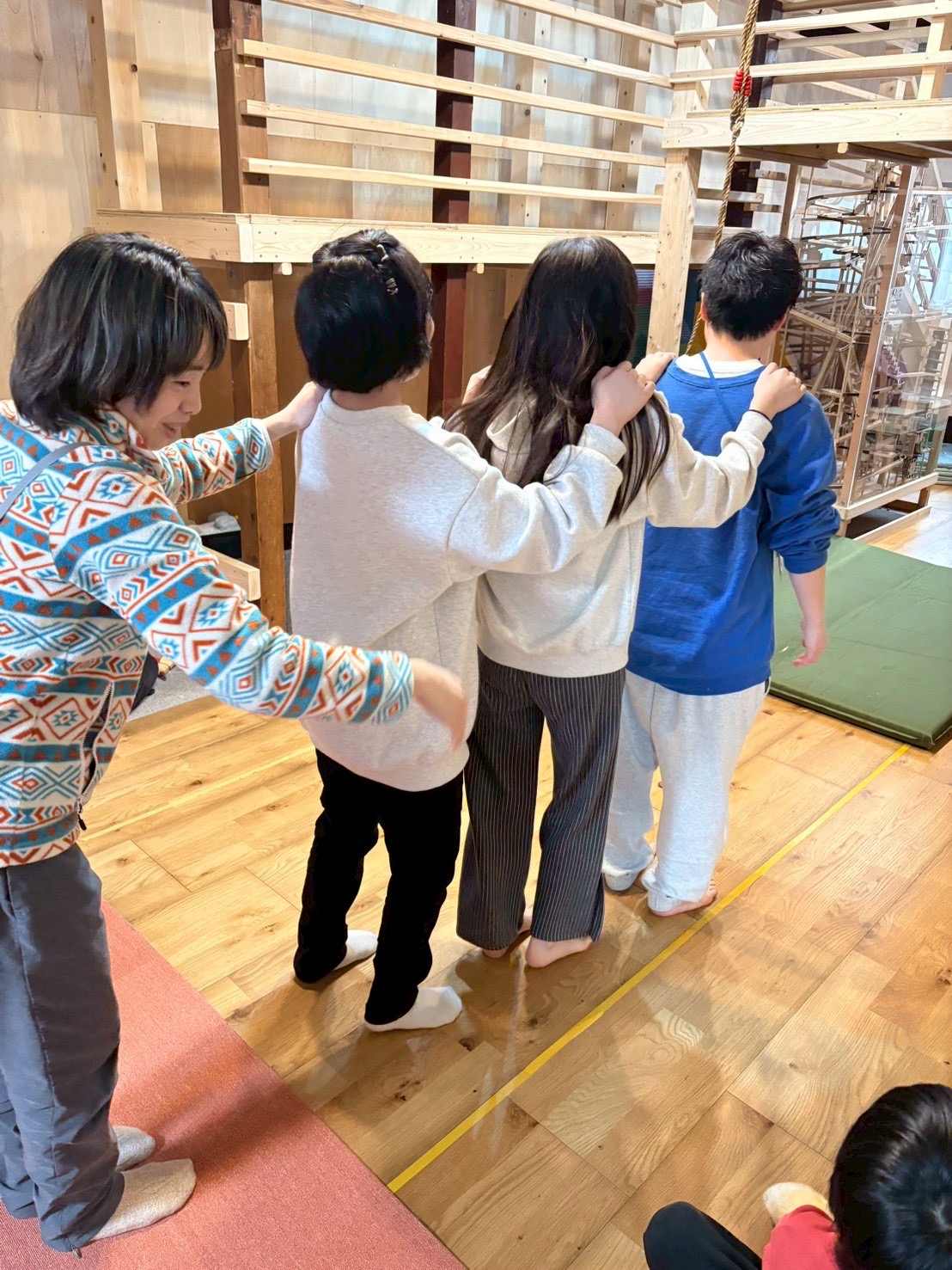 「右!の声に、揃うジャンプ。」
全員が同じ方向にピョン!と跳ねる瞬間。動きが揃うことで生まれる、言葉にできない「一体感」の躍動。