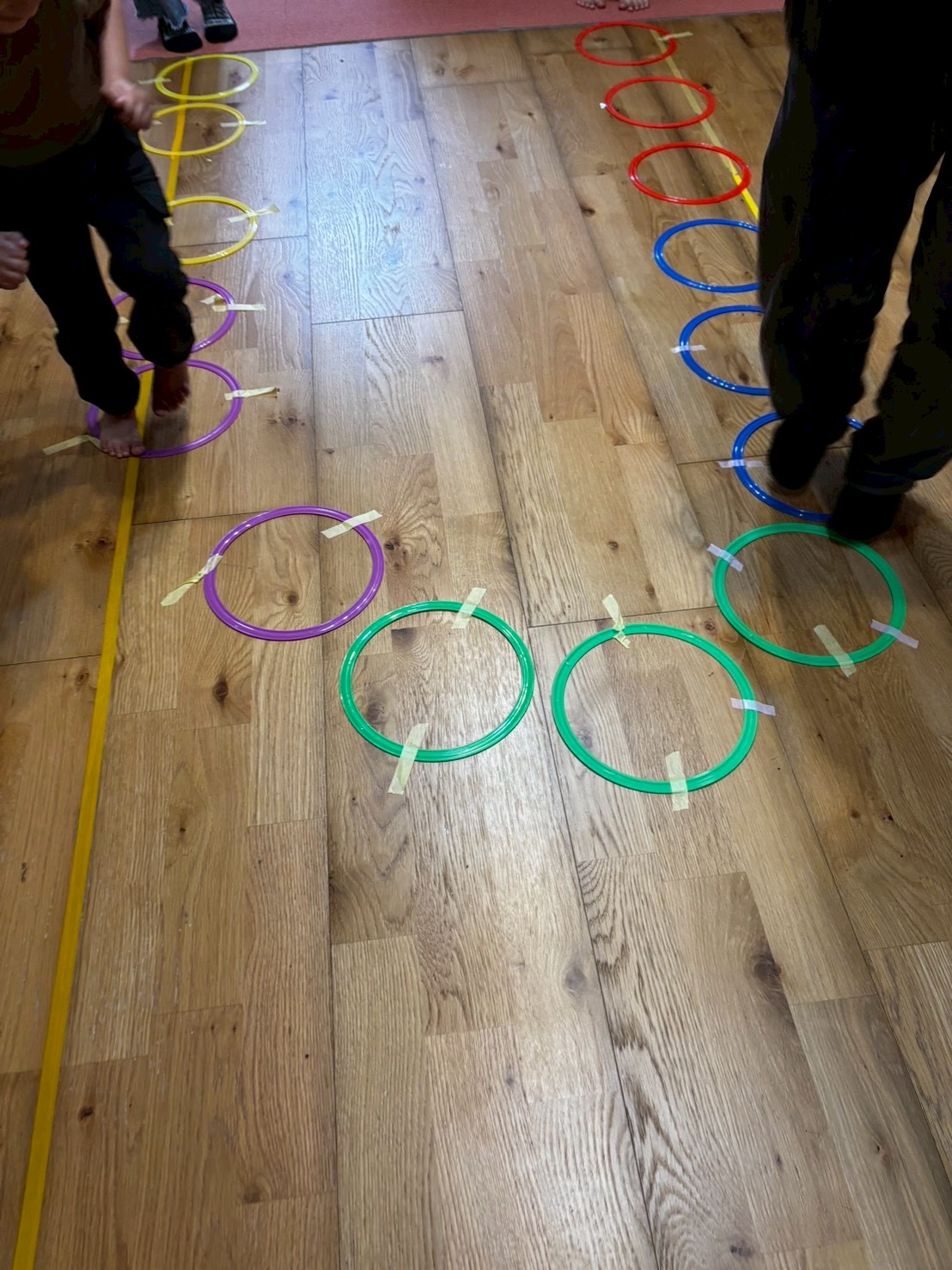 「ミニフラフープ、作戦タイム。」
チームで円陣を組み、「次はこう動こう!」と子どもたち同士で話し合う、自律的な問題解決の姿。