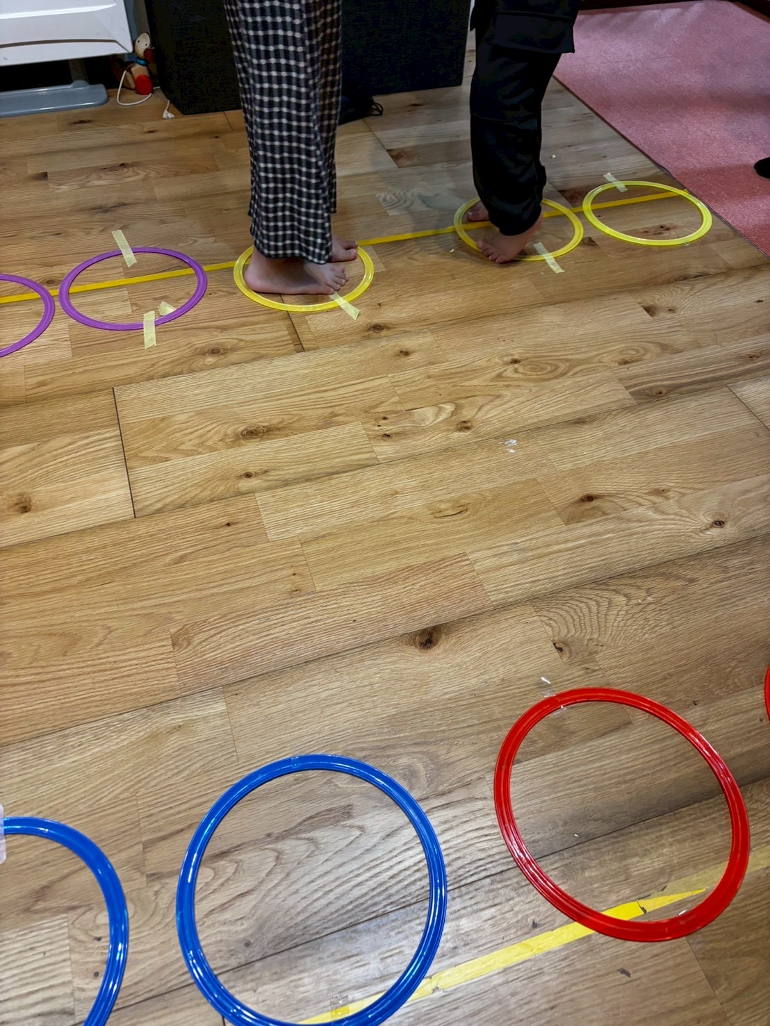 「勝利のハイタッチ、リビングに響く歓声。」
チーム一丸となって喜びを爆発させるラストカット。個人の光がチームを照らし、全員が明るくなる最高の瞬間。