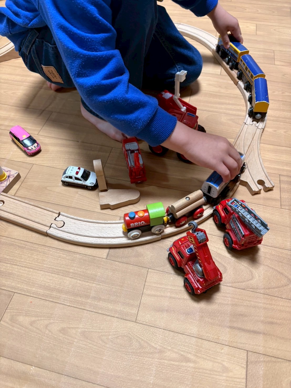 「見守る距離感、信頼の証。」
集中するお子様の少し後ろで、スタッフが「いつでも助けるよ」という空気でそっと見守る、安心感のある構図。