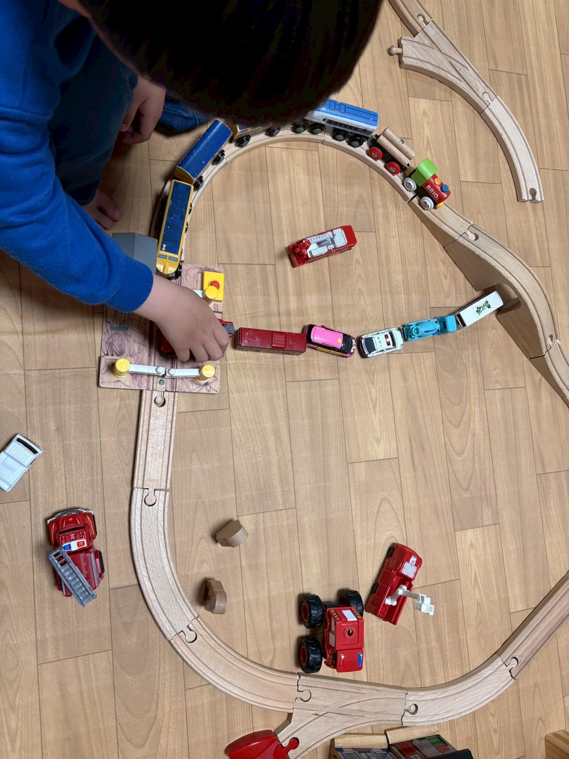 「職人の横顔、深い集中の海。」
周りの音を忘れて、レールのカーブをじっと見つめながら繋ぎ合わせる、静かな探究心溢れる表情。