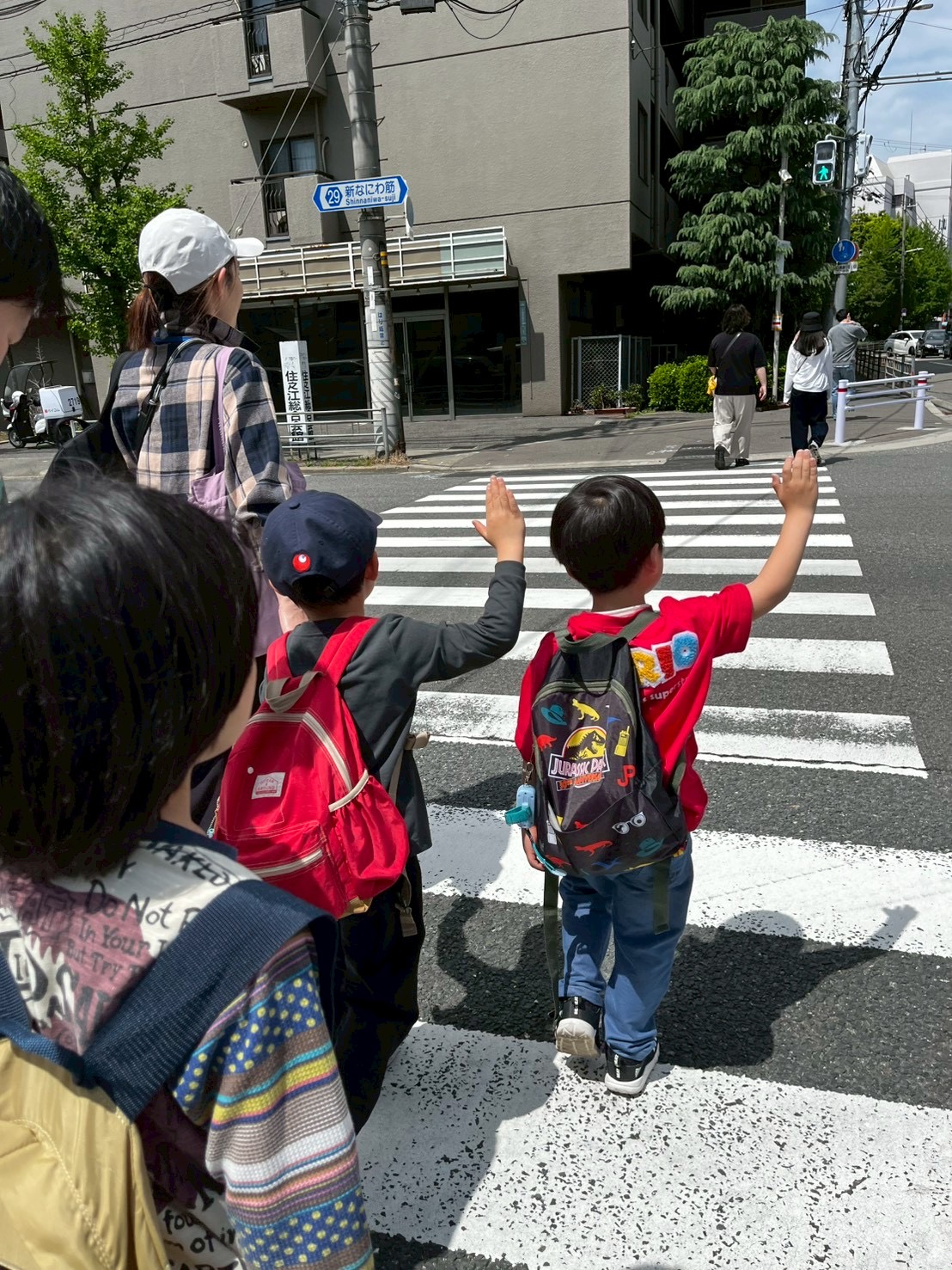 運転手さんに手をあげて、しっかりと自分の足で公園に向かう様子。