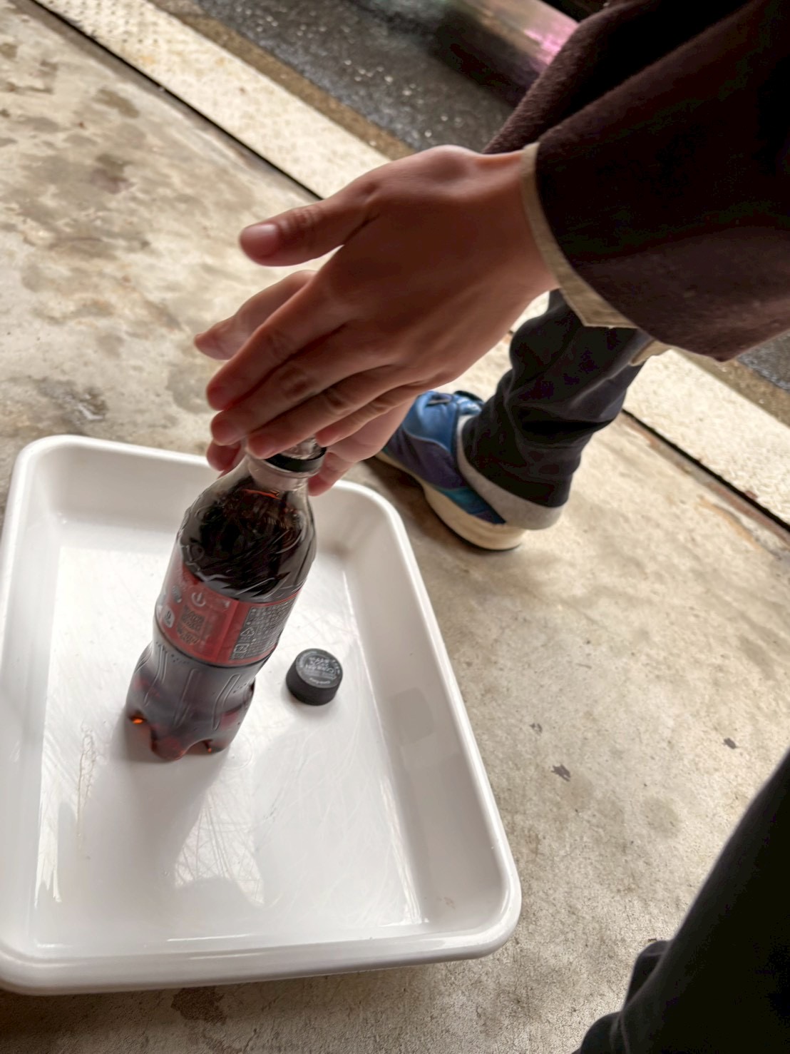 「もう一回！リトライの熱気。」

噴き出す様子を何度も観察しようと、ボトルを並べ直す子どもたち。