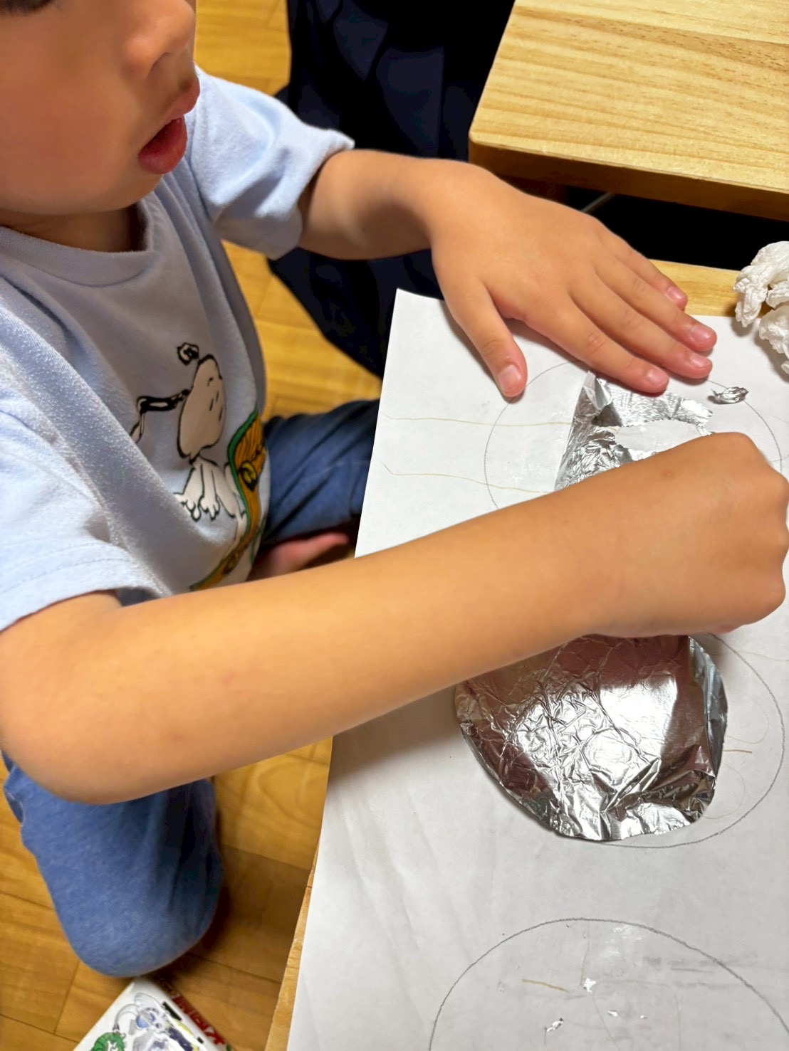 「カリカリ……職人のような集中力。」
カードを食い入るように見つめ、周囲の音が消えたかのような深い集中を見せるお子様の横顔。