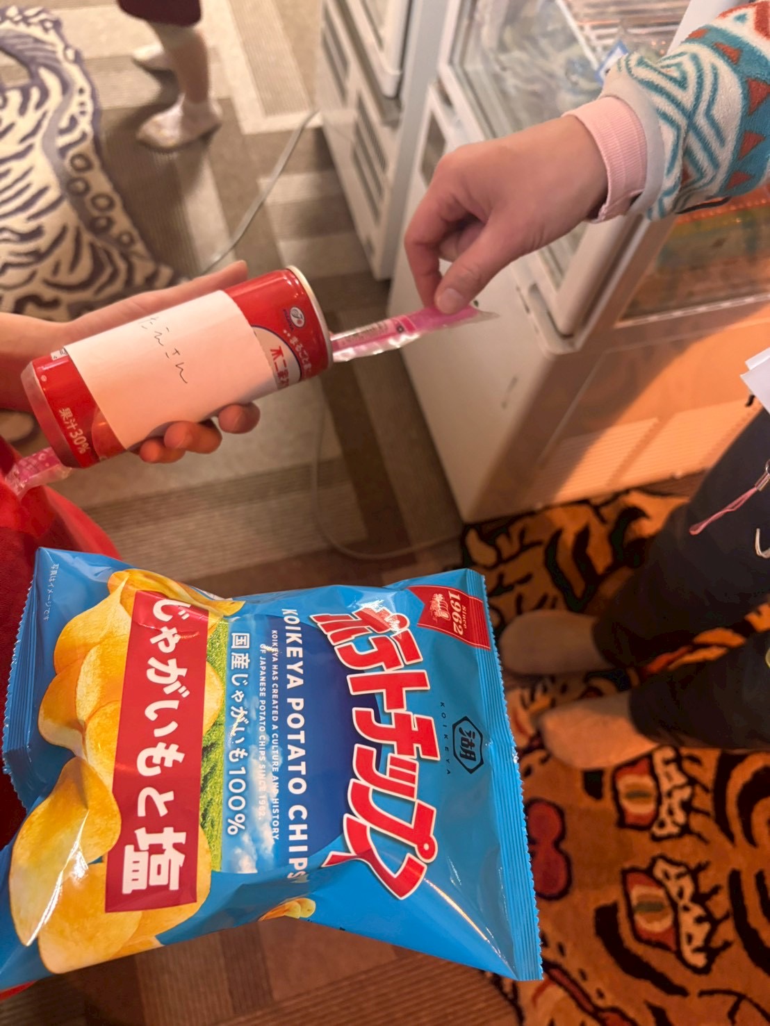 店員さんへ、自分から『お願いします！』」

少し緊張しながらレジでおやつを差し出す、社会との繋がりの第一歩。