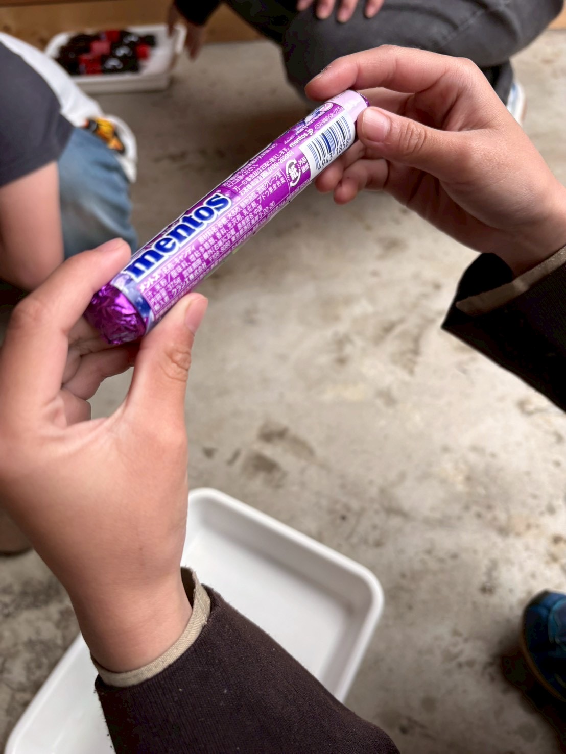 「コーラとメントス、最高のコンビ。」

片手にコーラ、片手にメントス。「さっきのすごいね！」と余韻を楽しむ会話。