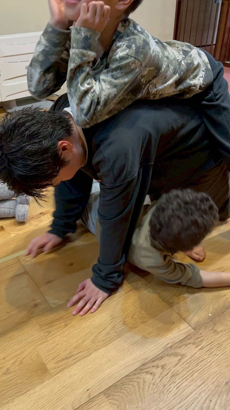 「落ちないように、ぎゅっとキープ！」

しげちゃんの背中にまたがり、服を掴んでバランスをとる「固有受容覚」と「体幹」の躍動。