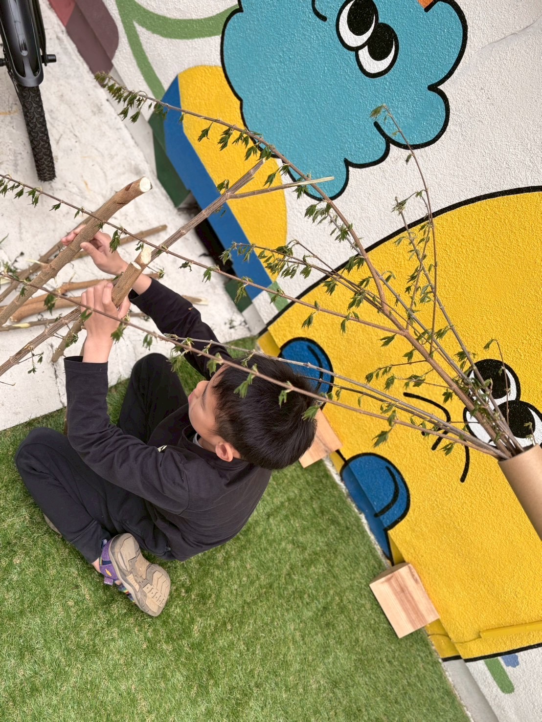 「『キャンプしよう！』の閃き。」

指をさしてアイデアを提案する瞬間。遊びのスイッチが入った、キラキラした瞳のアップ。