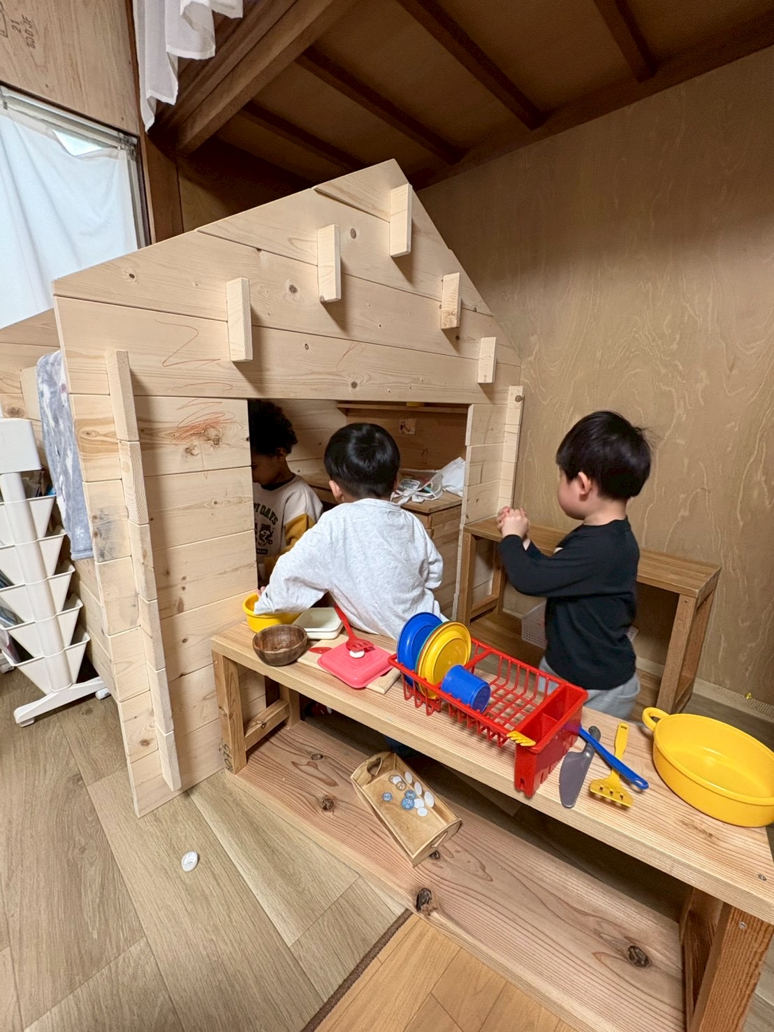 「ゆずれない、ボクの思い。」

おもちゃや場所を巡って、眉間にしわを寄せ、自分の主張をスタッフに（あるいは相手に）一生懸命伝えている、エネルギー溢れる表情。