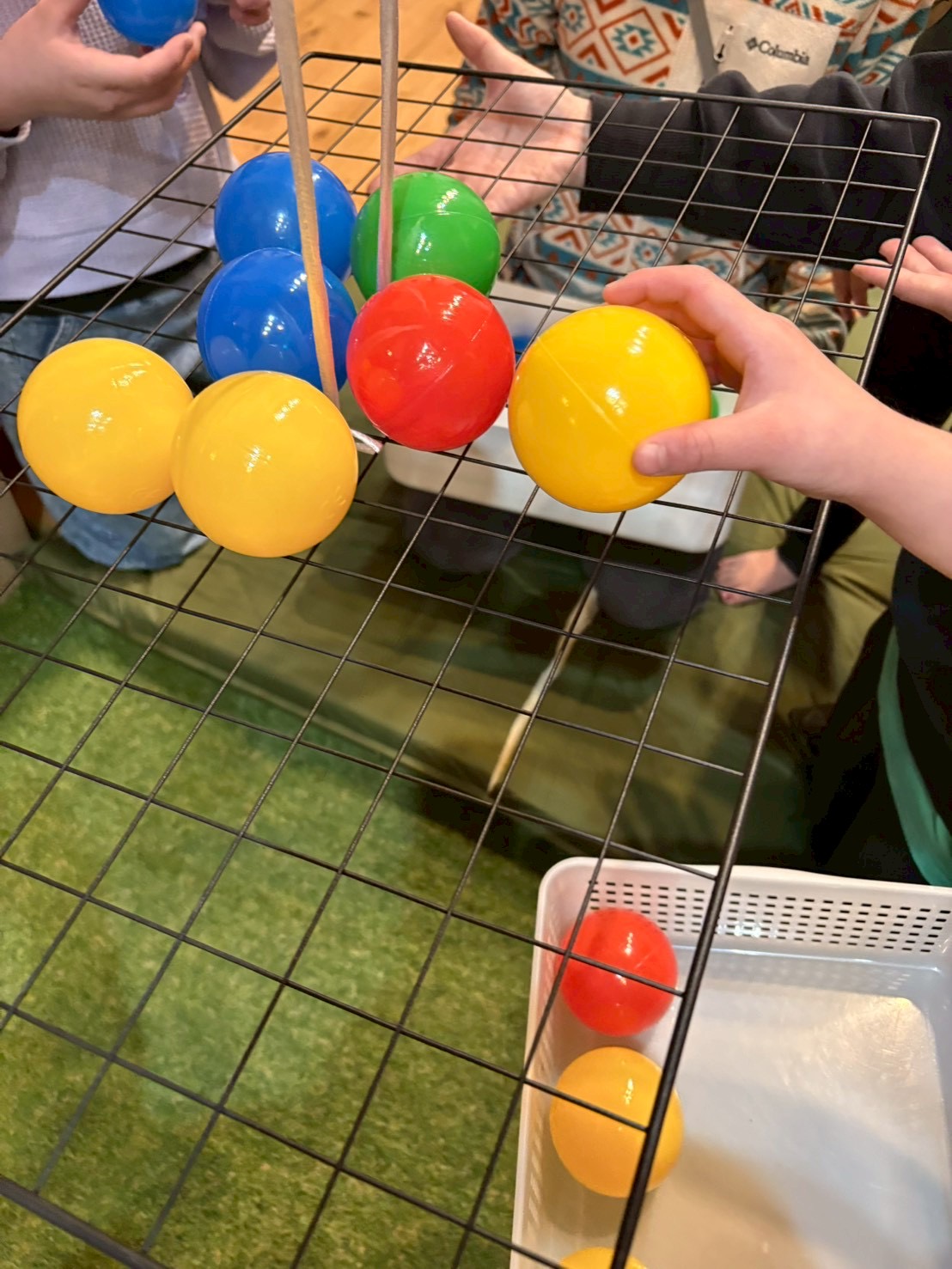 「静寂の中の、熱いプレッシャー。」
順番を待つ子どもたちが、口に手を当てて固唾を飲んで見守る後ろ姿。会場全体が一つになっている空気感。