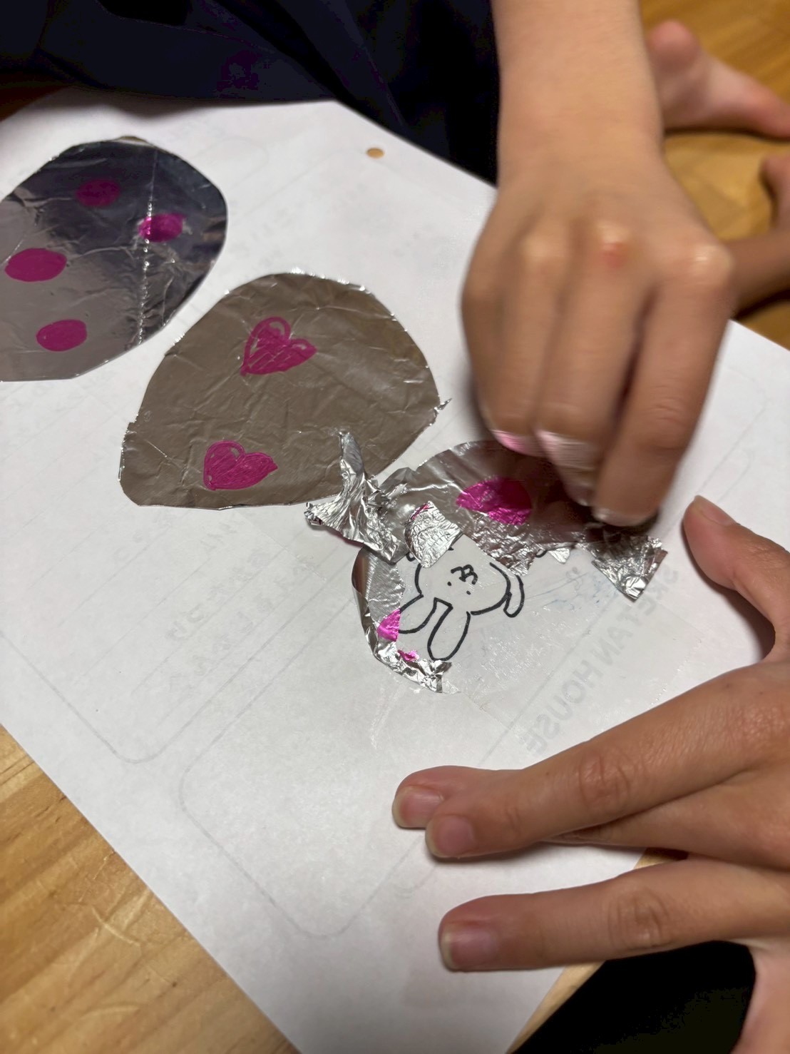 「見せ合いっこ、笑顔の交換会。」
自分のカードとお友達のカードを並べて、「こっちも可愛いね!」と認め合う社会性の芽生え。