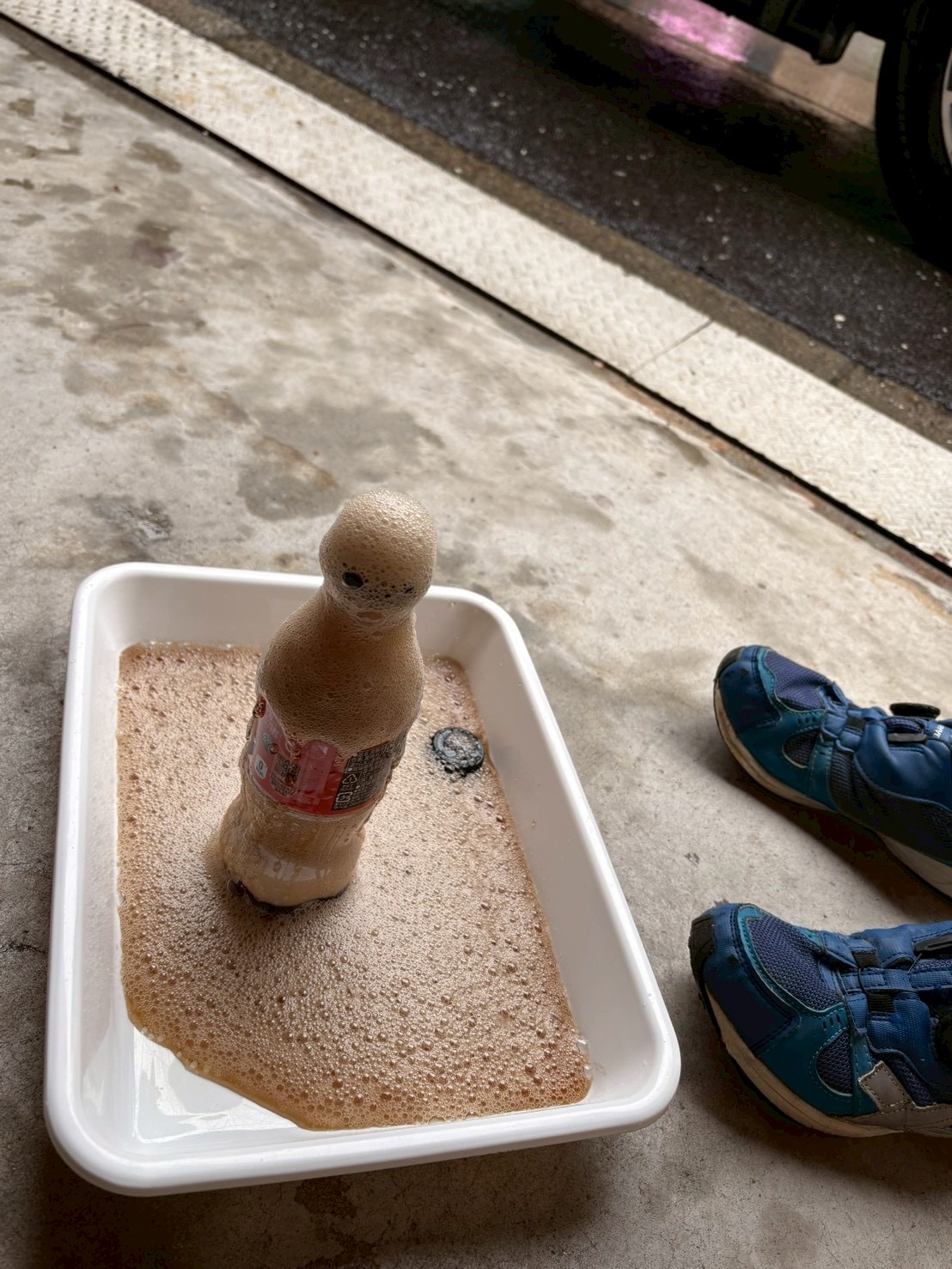 メントス3粒を一気に入れて楽しむ男の子。