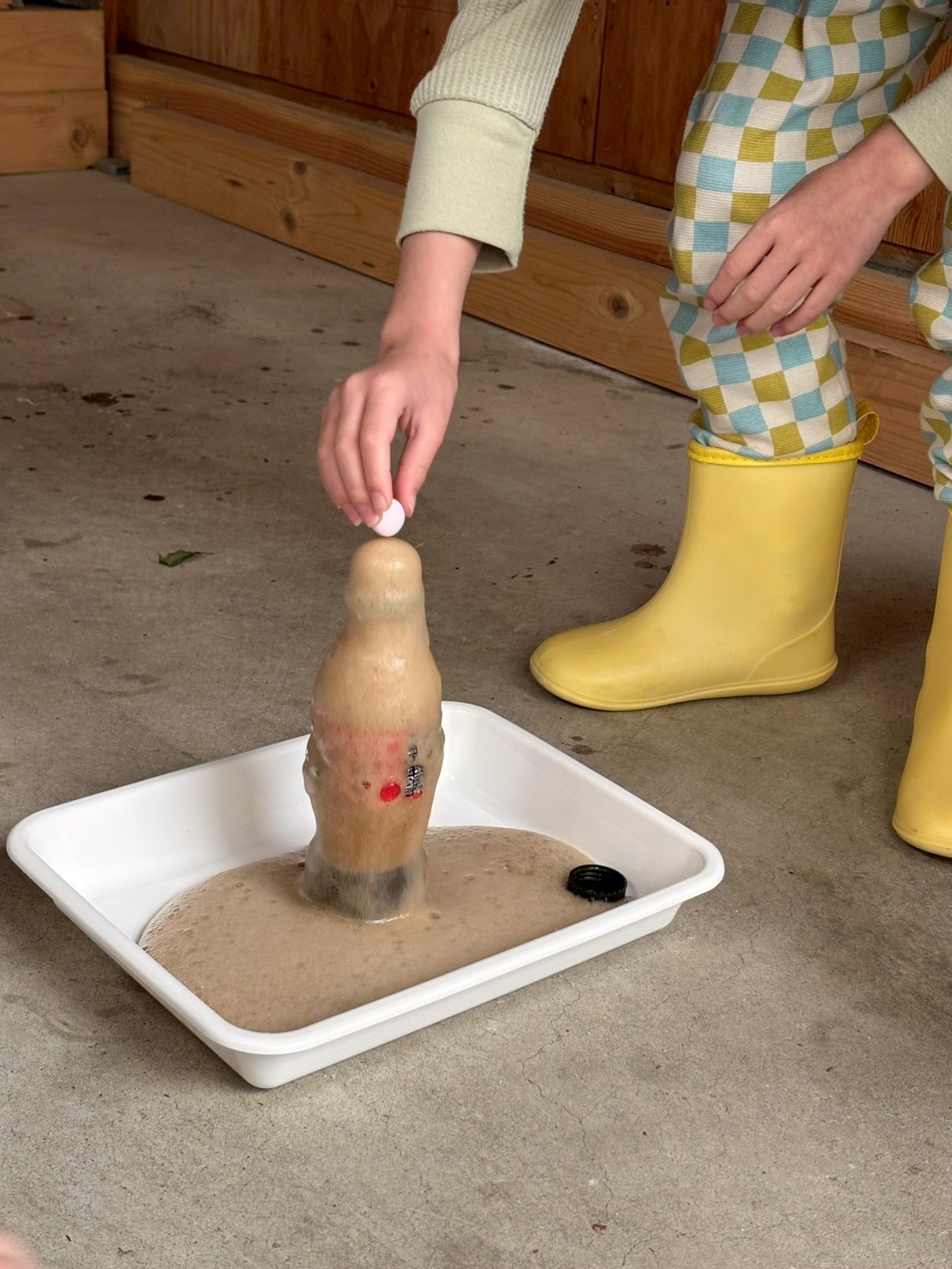 「実験後の、地面に残る泡の跡。」

噴き出した後の泡が広がる駐車場の地面。やり切った後の爽快な風景。