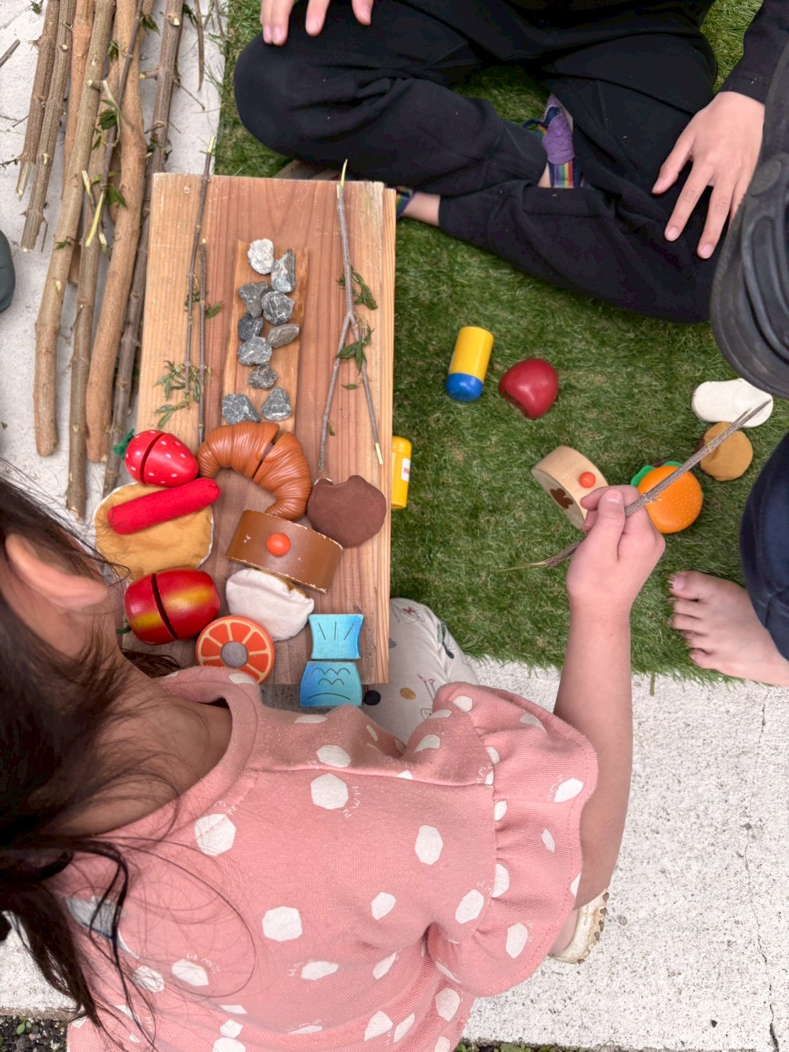 「葉っぱのお皿に、盛り付けタイム。」

拾ってきたドングリや石を「料理」に見立てて、葉っぱの上に並べる微細運動の集中。