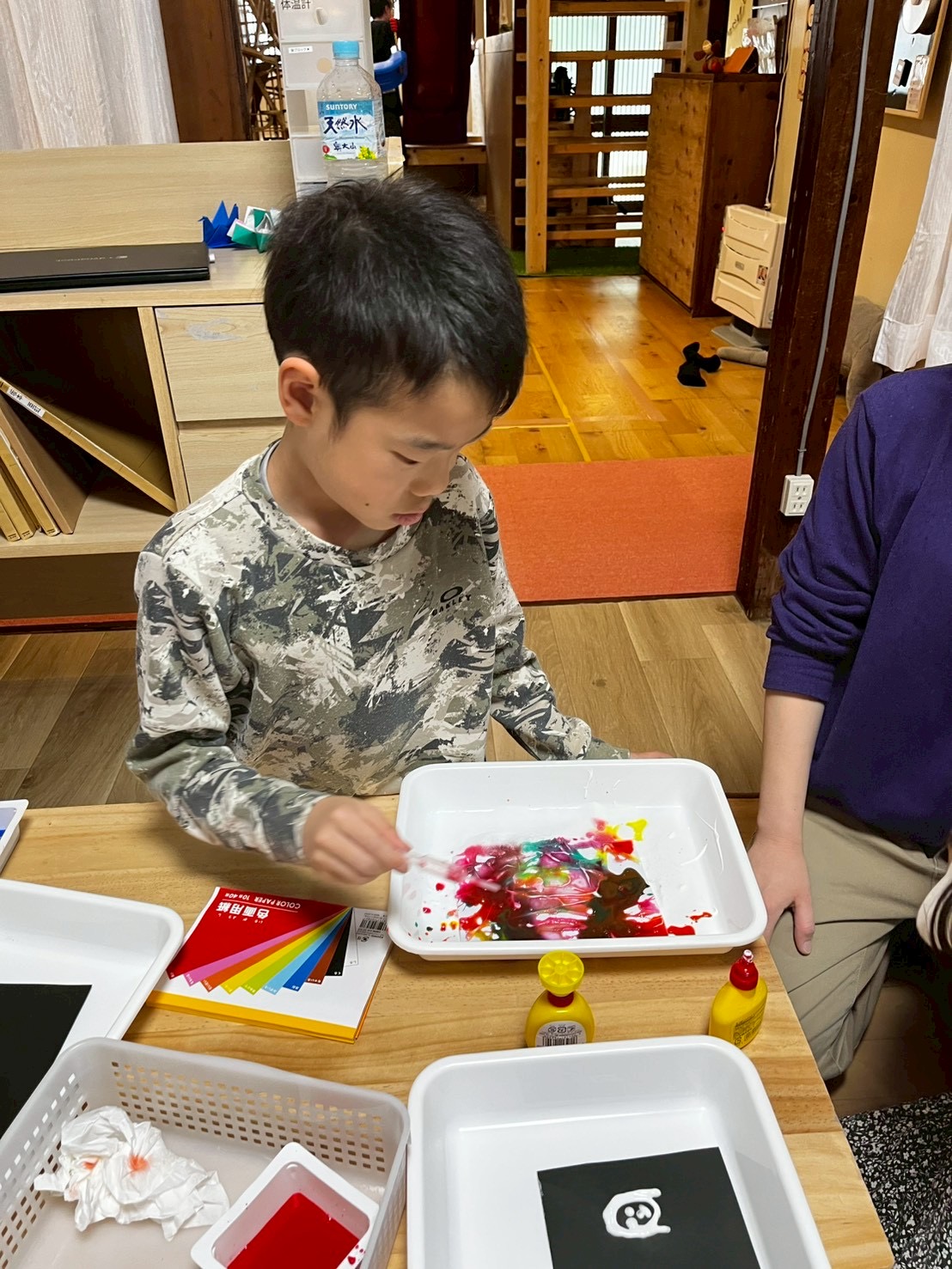 「塩をパラパラ、魔法の仕上げ。」

ボンドの上に色のついた塩を振りかける瞬間。指先の力加減が試される、繊細なシーン。