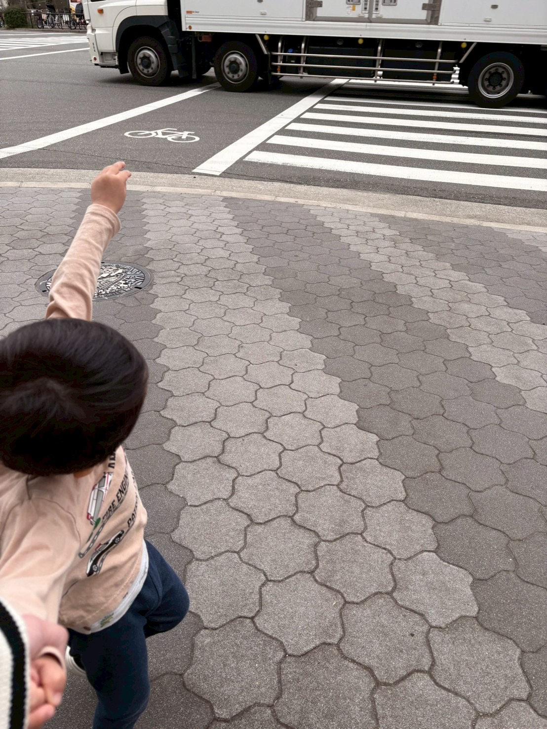 「ホイミ堂さんの看板が見えた！」

お店の前で、「ここだ！」と指差すワクワクした表情。ご近所ならではの親しみやすさと期待感。