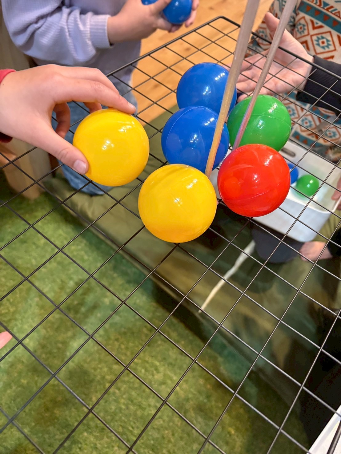 「重心との、孤独な戦い。」
紐が揺れないように、自分の体幹をピシッと止めて挑む全身カット。うんていの高さが、集中をより際立たせます。