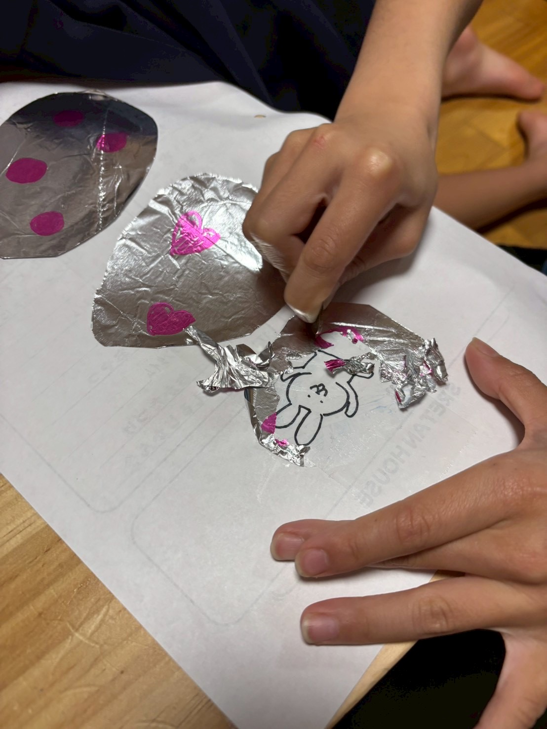 「あ!バニーの耳が見えた!」
銀色の下から鮮やかな色が見え始めた瞬間、思わず口が「おっ!」と開く驚きの表情。