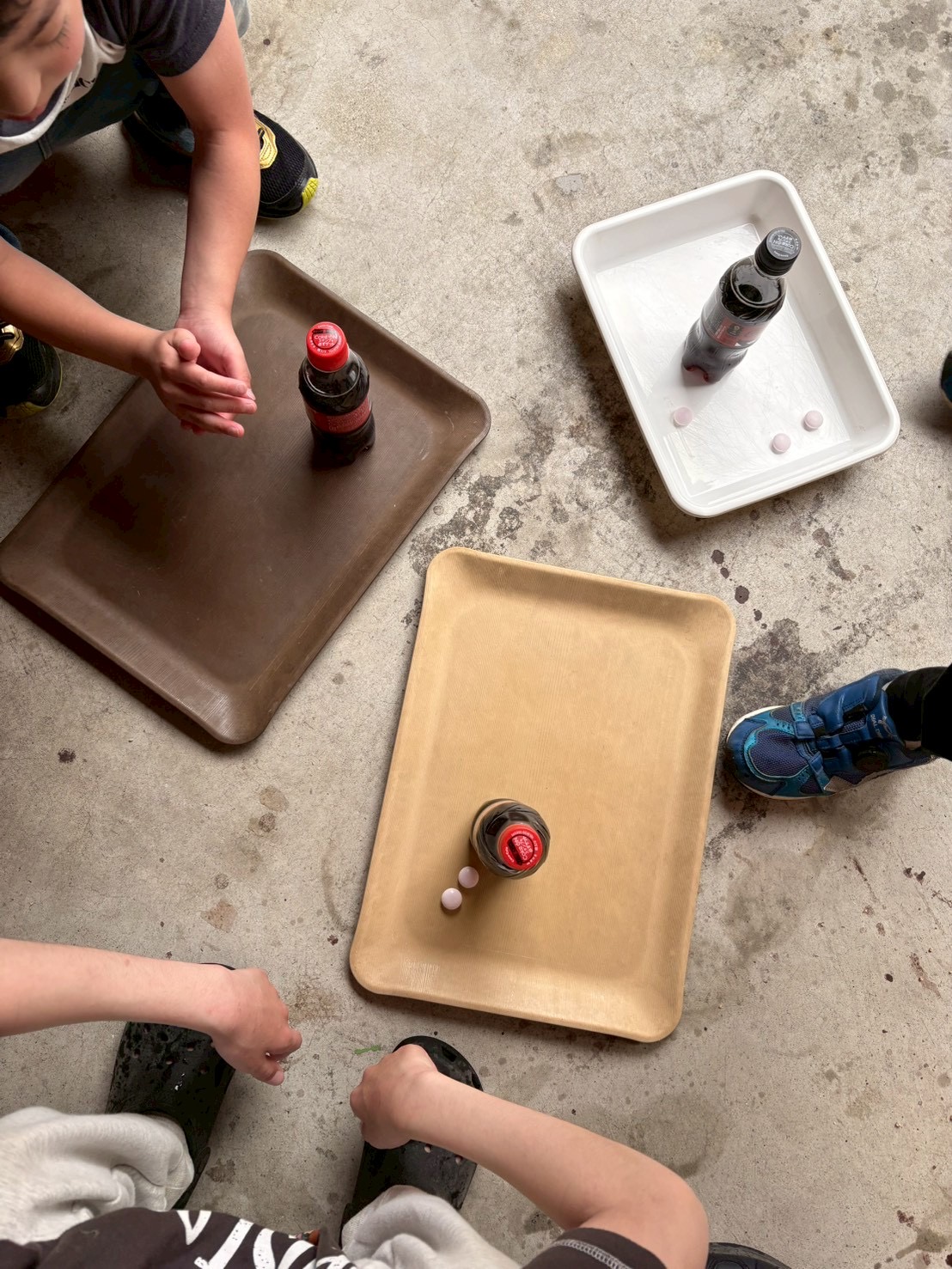 「せーの！の合図で。」

スタッフの合図で、一斉にコーラのキャップを開ける真剣な眼差し。