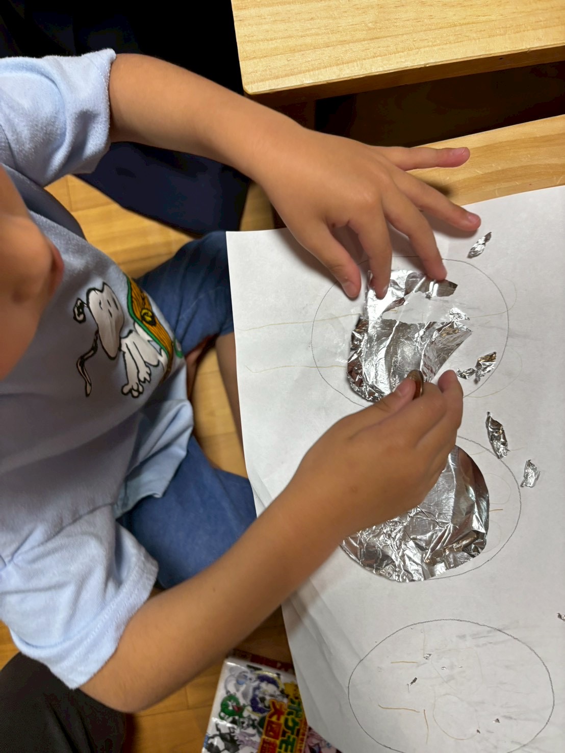 「力加減の、絶妙なバランス。」
紙を傷つけないよう、指先に神経を集中させて削るクローズアップ。指先の筋力調整が伝わるショット。